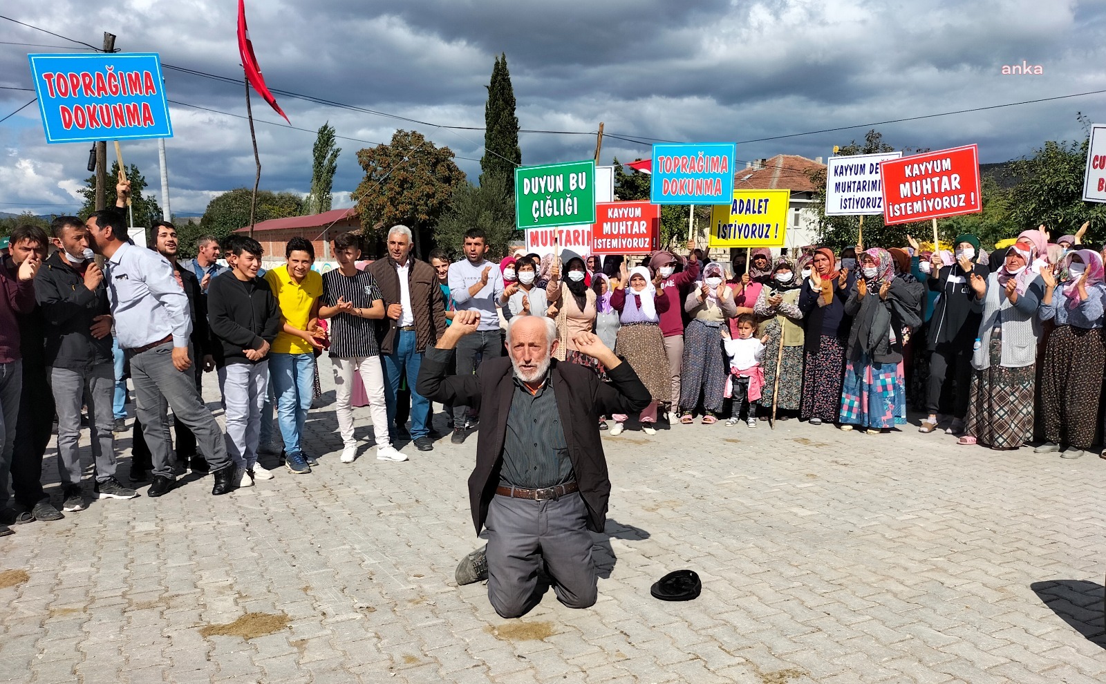 VEZİRKÖPRÜ'DE GÖREVDEN ALINAN MUHTARLAR İÇİN EYLEM: KAYYUM MUHTAR İSTEMİYORUZ