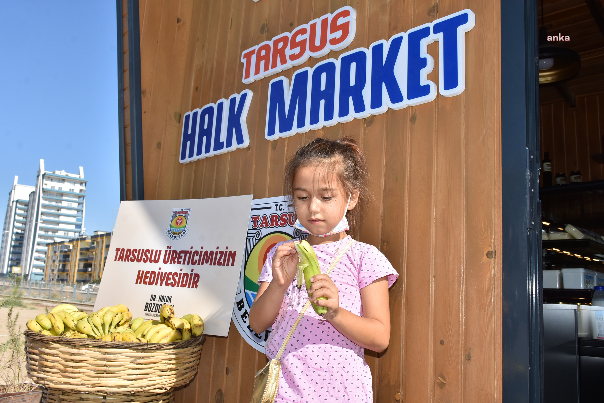TARSUS BELEDİYESİ ÜRETİCİDEN ALIYOR DAR GELİRLİ VATANDAŞLARA ÜCRETSİZ DAĞITIYOR