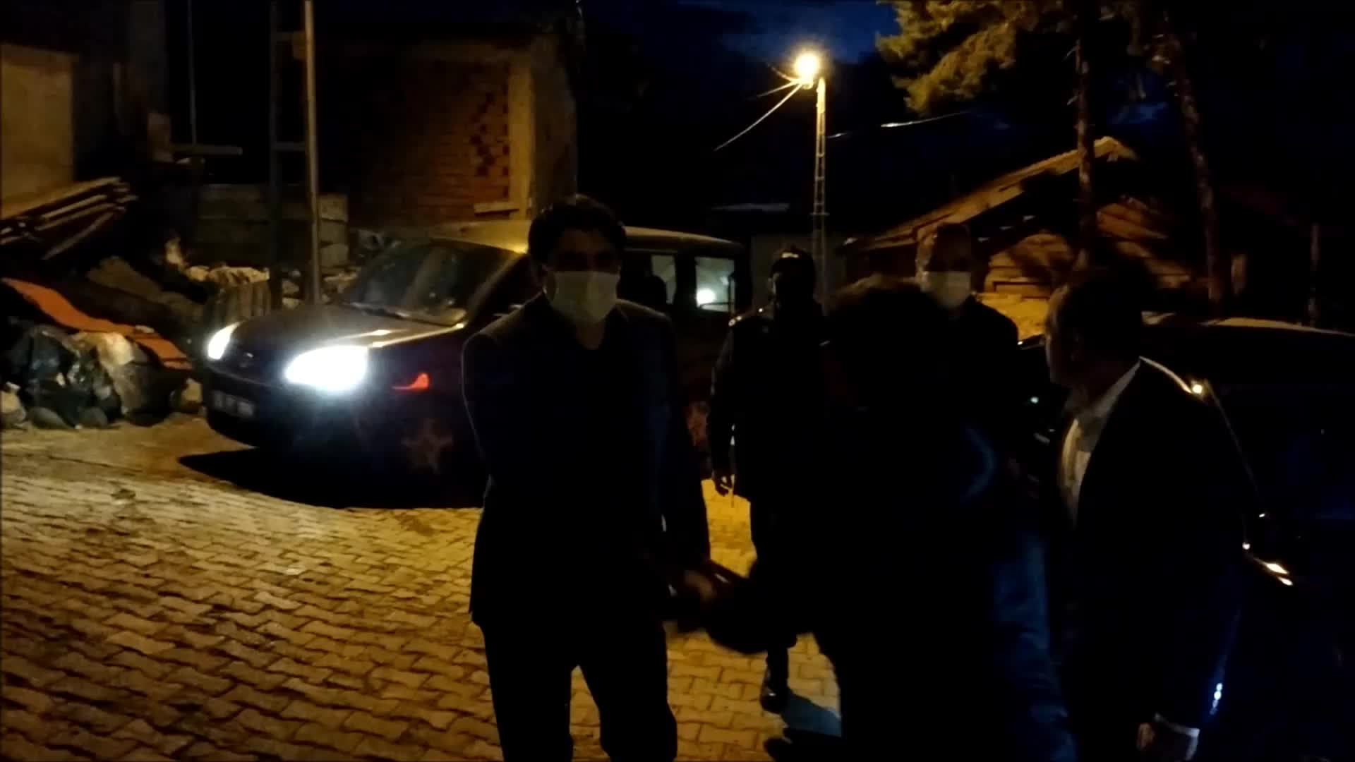 VEZİRKÖPRÜ KAYMAKAMI HALİD YILDIZ, "KAYYUM MUHTAR İSTEMİYORUZ" EYLEMİ YAPAN MAHALLELİYİ CAMİDE DİNLEDİ