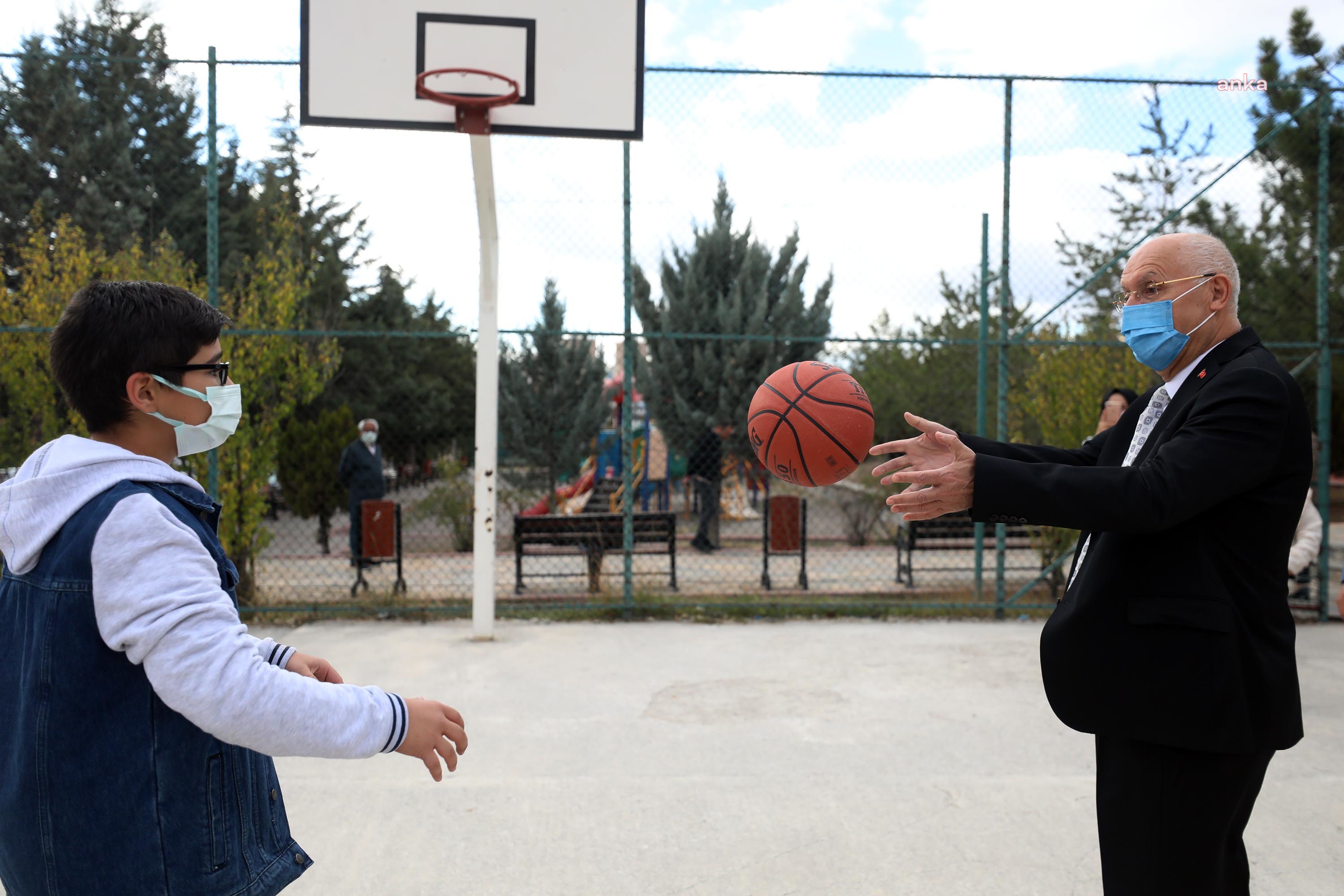 YENİMAHALLE BELEDİYE BAŞKANI YAŞAR’DAN KÜÇÜK ENES’E POTA ALTINDA DOĞUM GÜNÜ SÜRPRİZİ