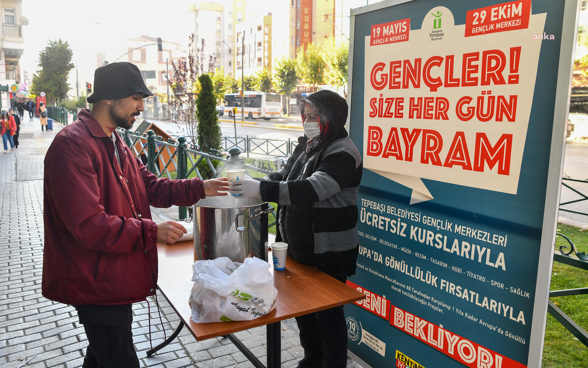 TEPEBAŞI BELEDİYESİ'NİN GENÇLERE SABAH ÇORBASI İKRAMI SÜRÜYOR