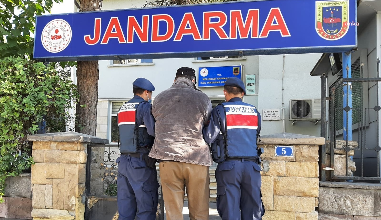EL NUSRA ÜYELİĞİ SUÇLAMASIYLA HÜKÜM GİYMİŞ BİR KİŞİ KAYSERİ’DE YAKALANDI
