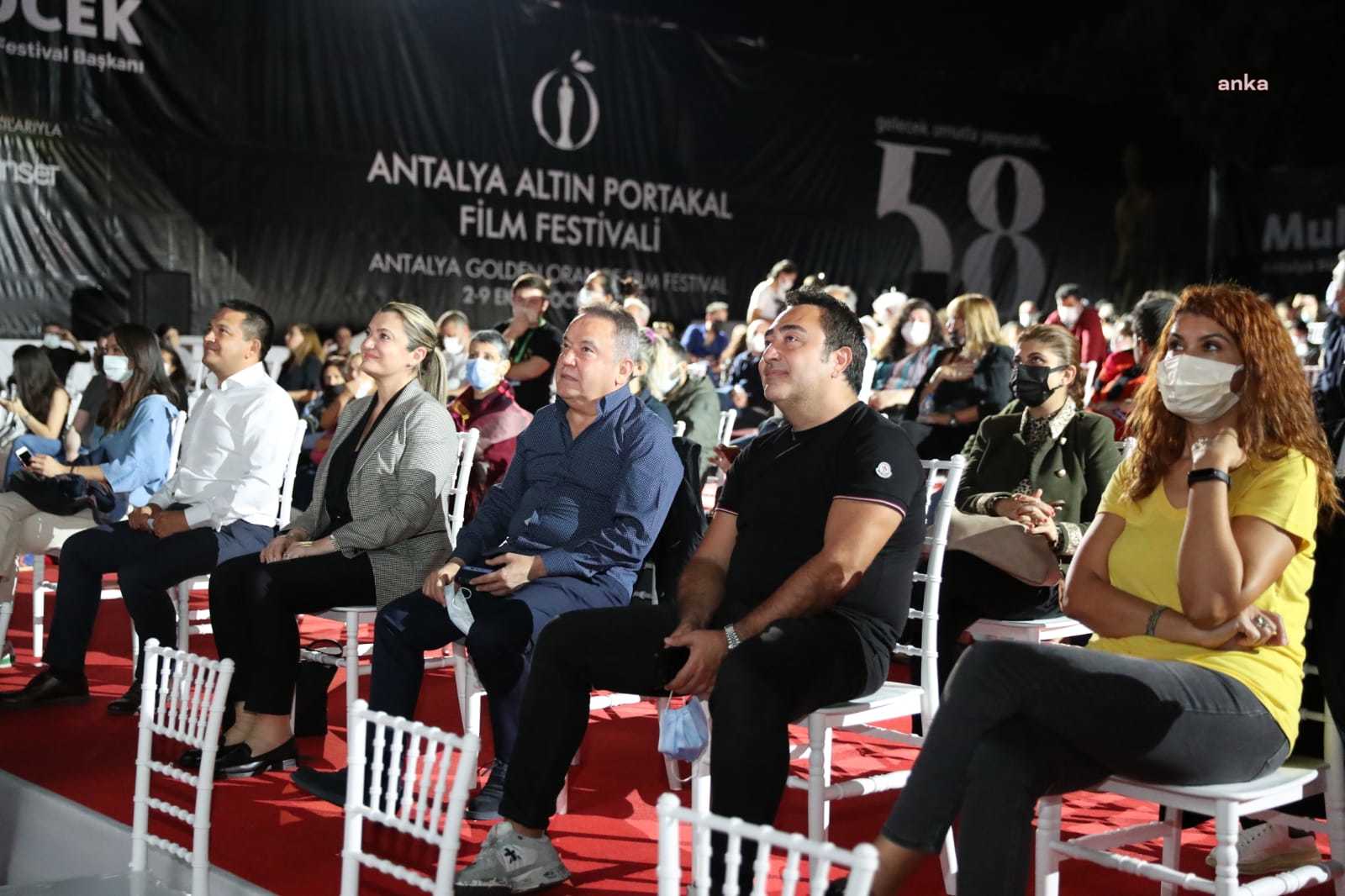 MUHİTTİN BÖCEK, AÇIK HAVADA FİLM İZLEDİ