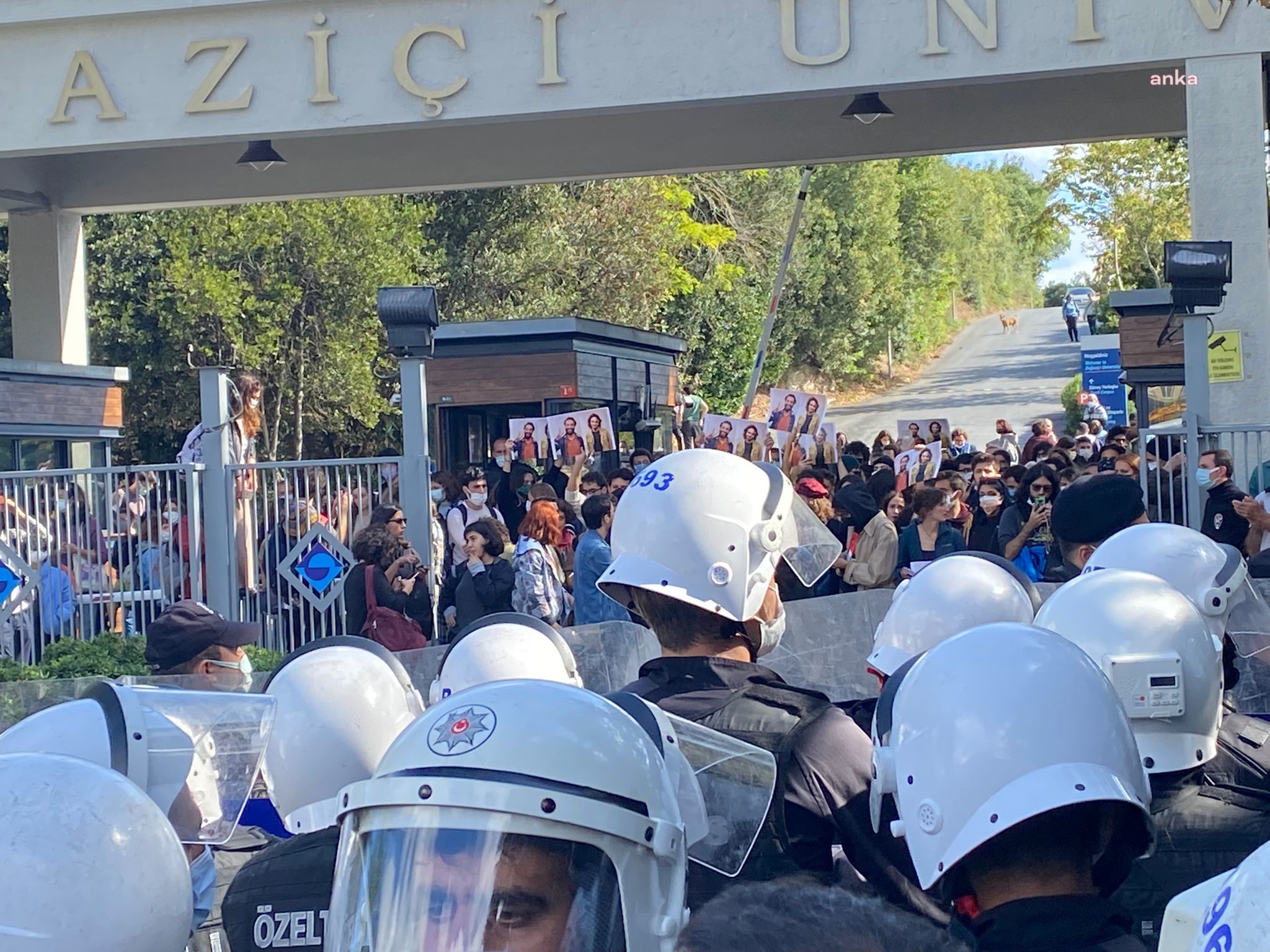 İSTANBUL VALİLİĞİ: BOĞAZİÇİ'NDEKİ EYLEMLERDE 14 KİŞİ GÖZALTINA ALINDI