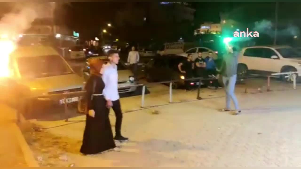 EVLENME TEKLİFİNİ ARAÇ KAPORTALARINI KULLANARAK YAPTI