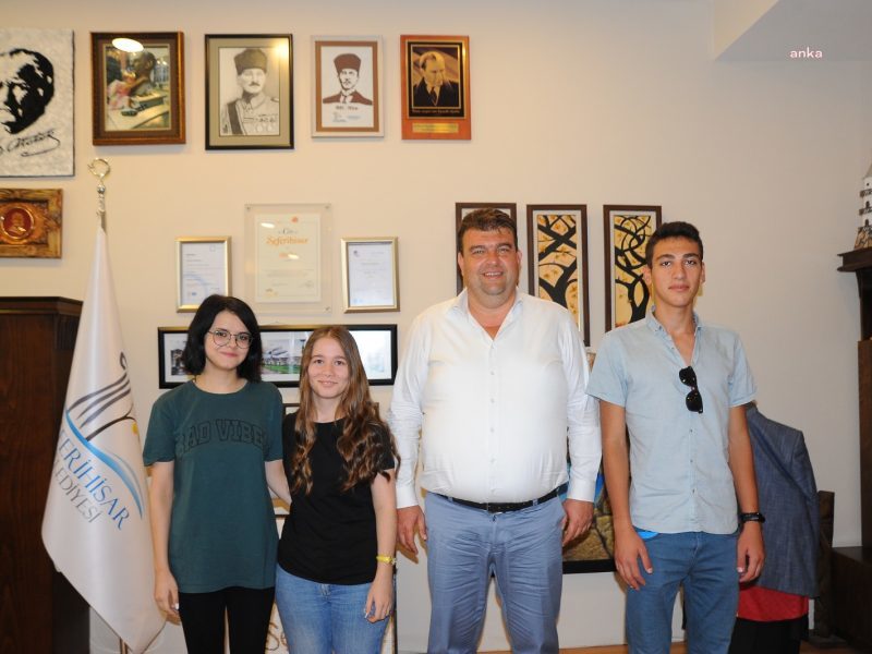 SEFERİHİSAR BELEDİYESİ'NDEN ÜNİVERSİTE ÖĞRENCİLERİNE MADDİ DESTEK