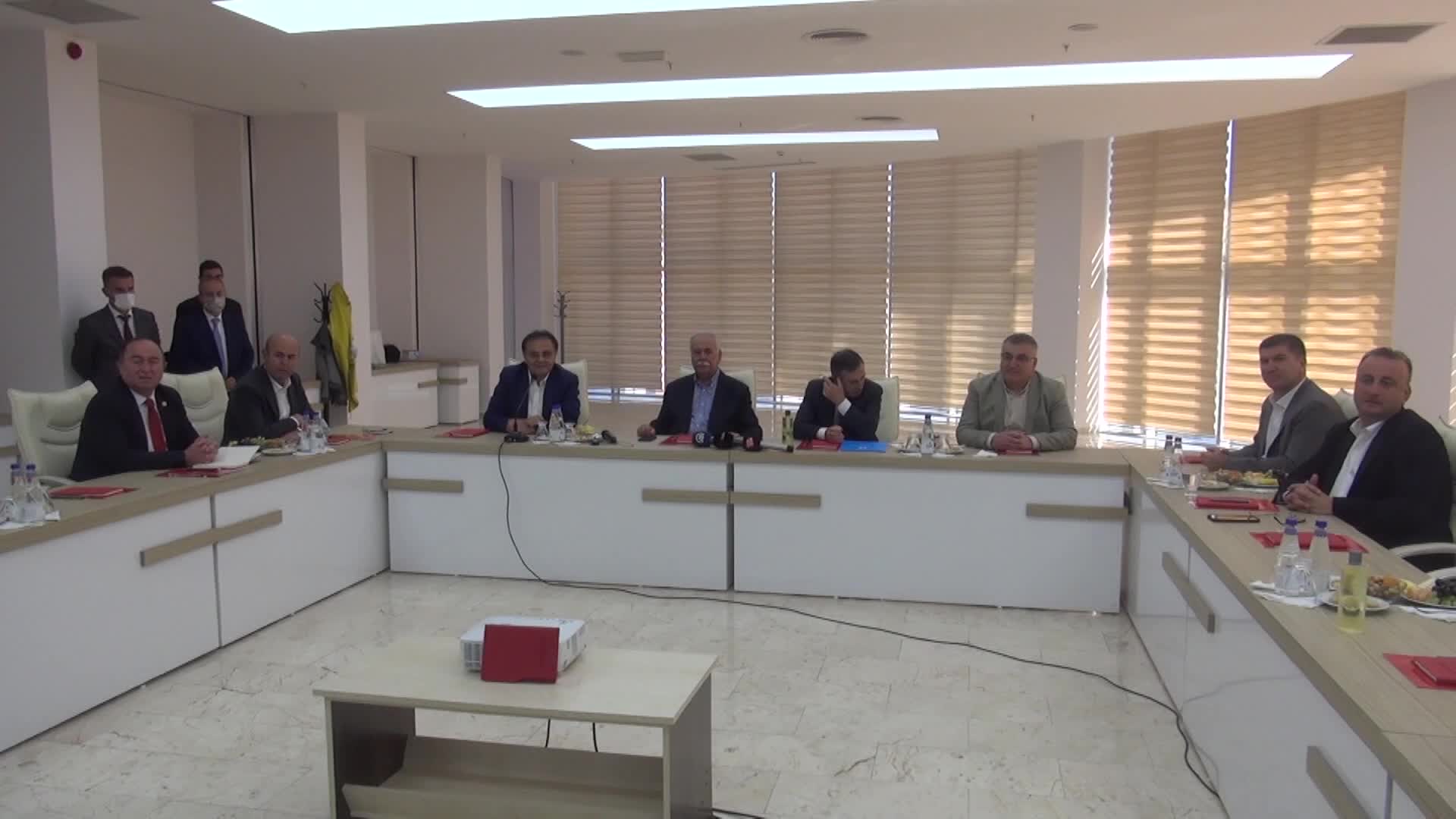 CHP’Lİ BELEDİYE BAŞKANLARINDAN VEFA SALMAN'A DESTEK: "HUKUK VARSA GEREĞİ YAPILMALI"