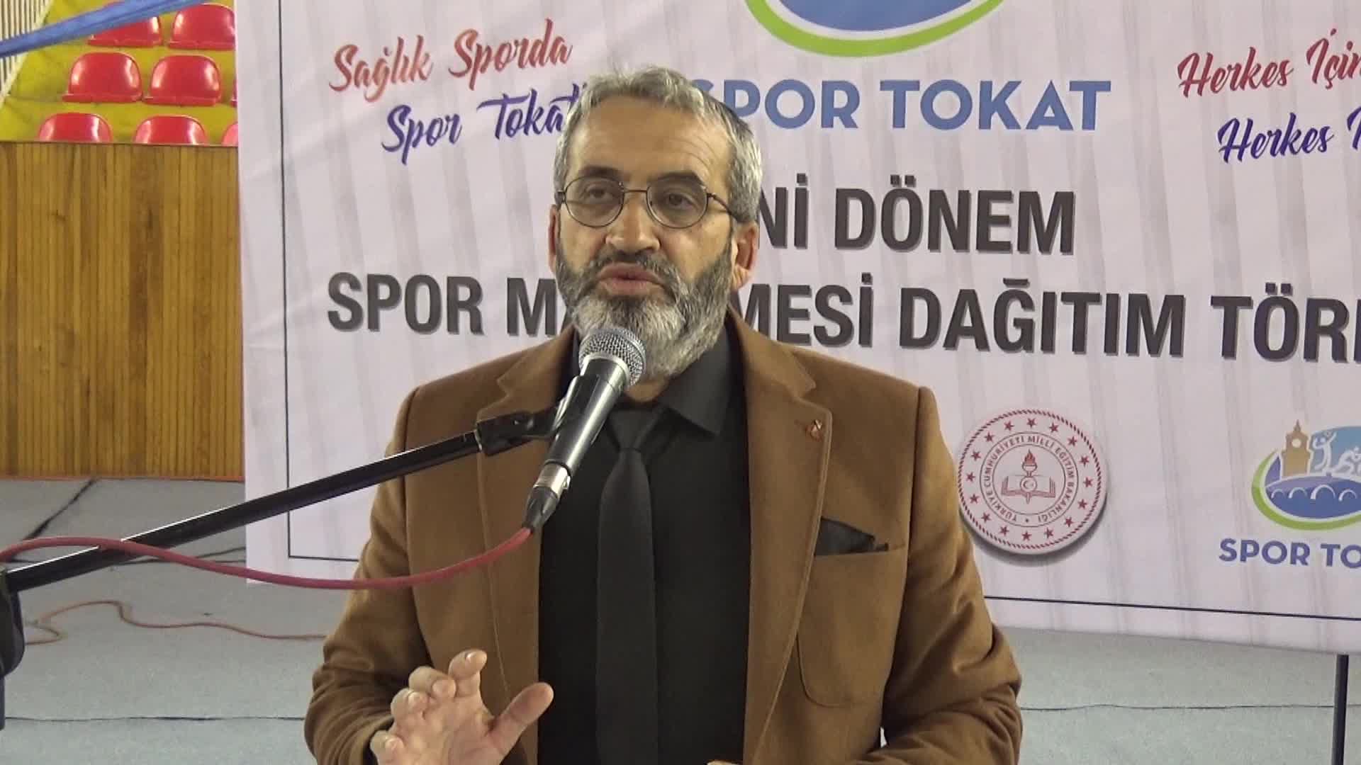 TOKAT’TA SPOR MALZEMESİ DAĞITIMINDA SOSYAL MESAFE KURALLARI UNUTULDU