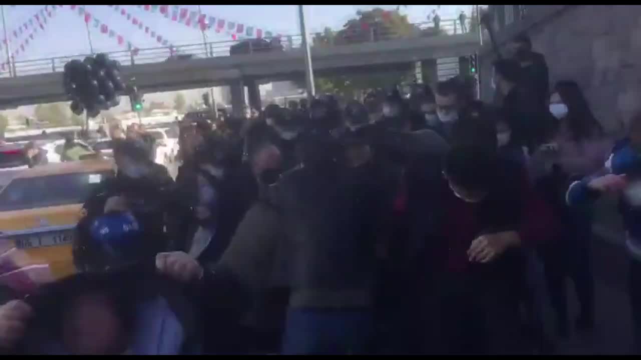 ANKARA GARI'NDA 10 EKİM’DE ÖLENLER ANILDI. POLİSİN SERT MÜDAHALESİYLE 22 KİŞİ GÖZALTINA ALINDI