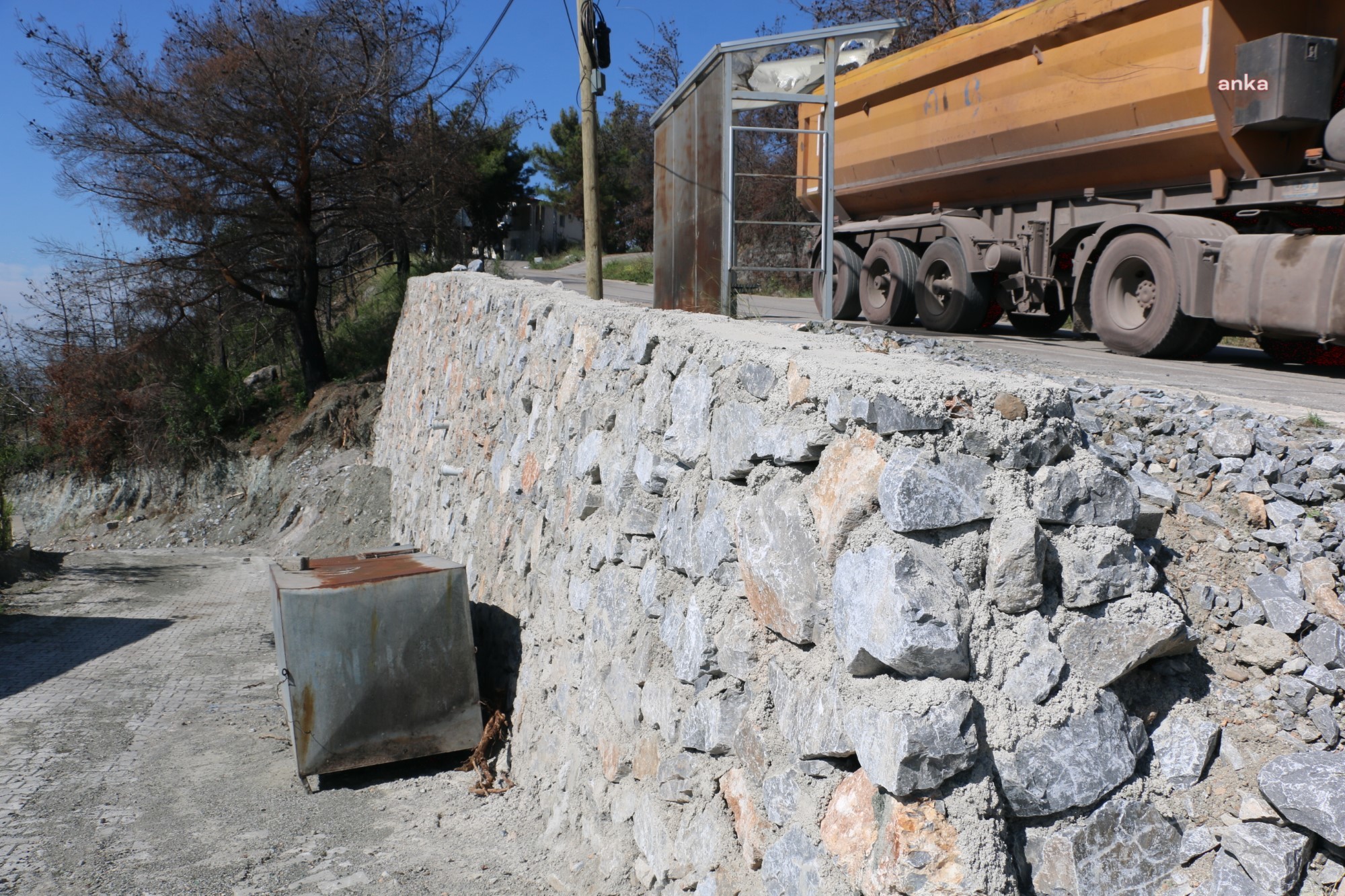 HATAY BÜYÜKŞEHİR BELEDİYESİ, İSKENDERUN'DA 46 METRE TAŞ DUVAR ÖRDÜ