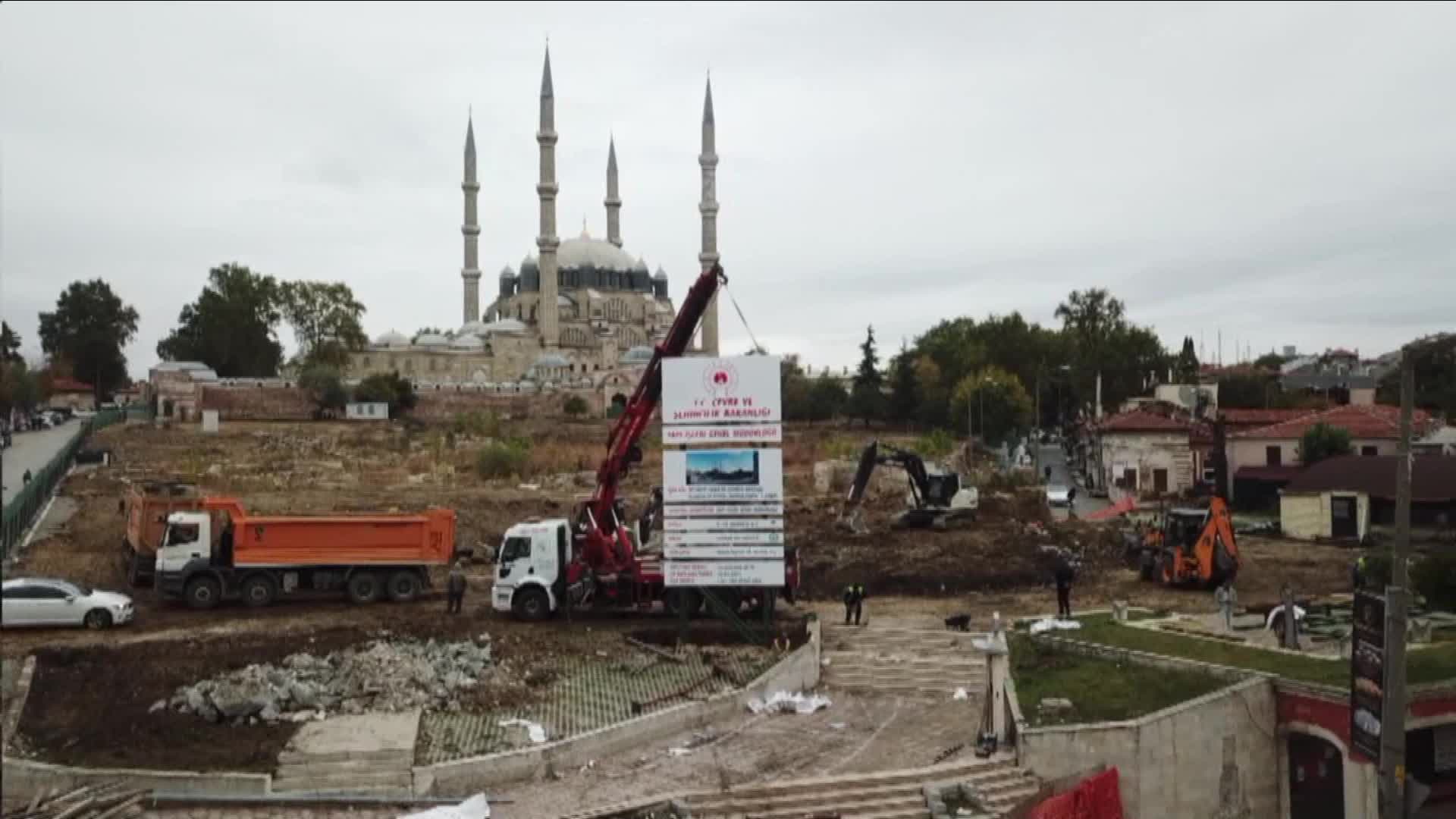 EDİRNE'DE SELİMİYE MEYDANI İÇİN İLK KAZMA VURULDU