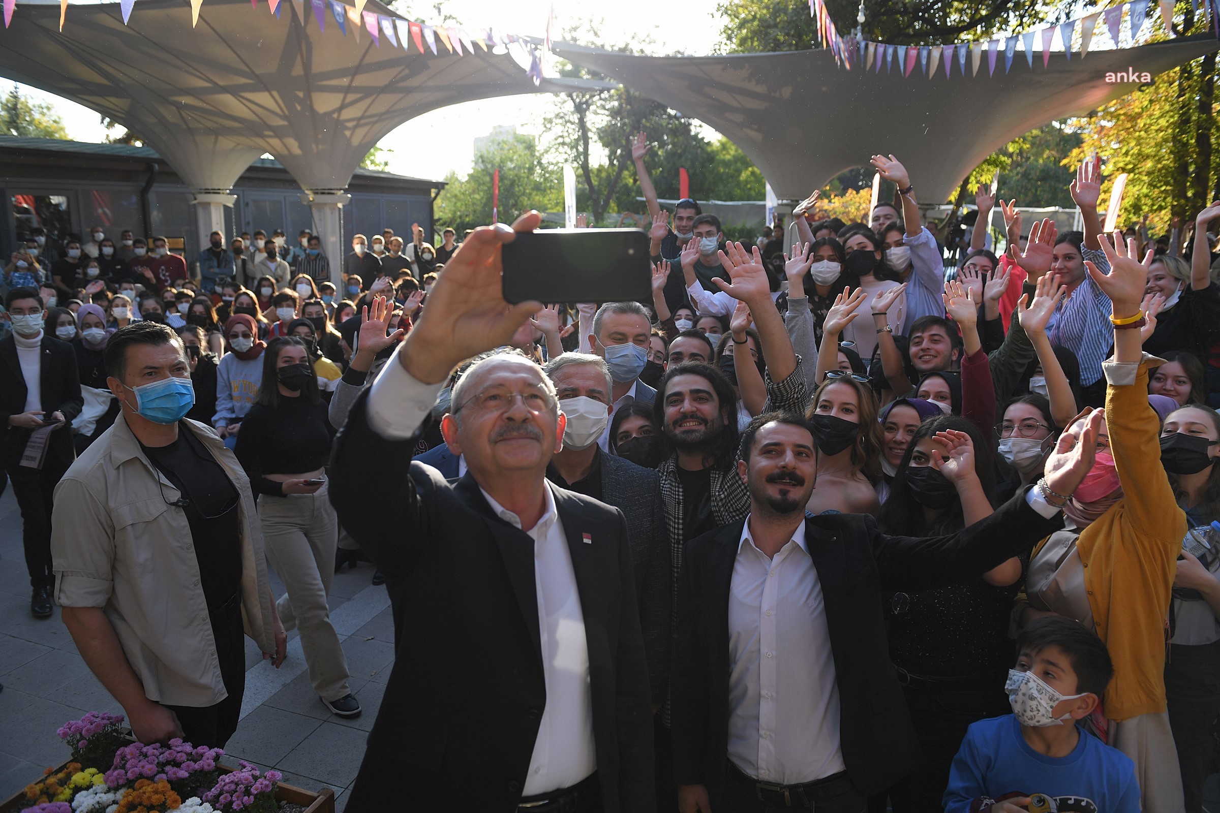 KILIÇDAROĞLU VE YAVAŞ’TAN SÜRPRİZ GENÇLERE ZİYARET