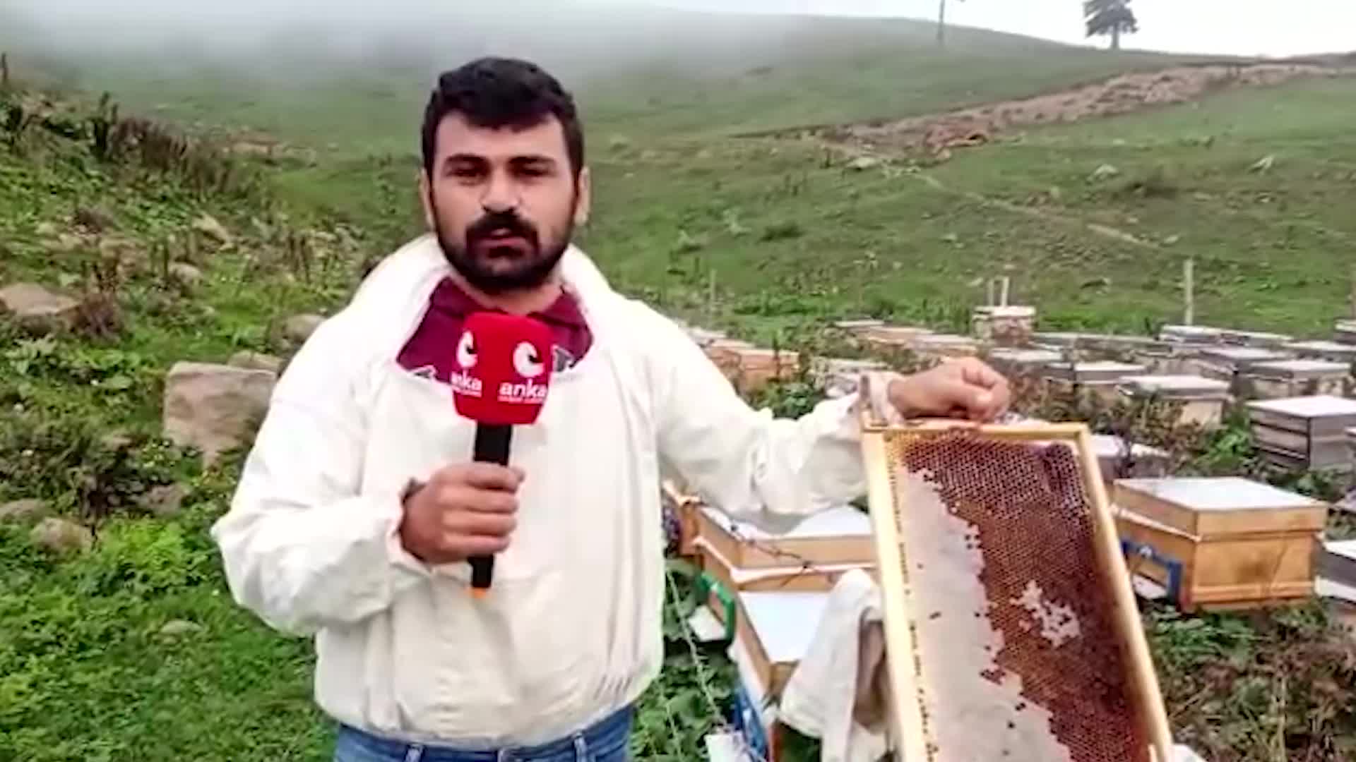 ATAMASI YAPILMAYAN ÖĞRETMEN, 2500 RAKIMLI KÖYÜNDE BAL ÜRETİYOR