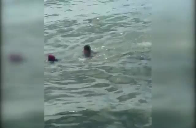 İNTİHAR GİRİŞİMİNDE BULUNAN KADINI POLİSLER KURTARDI