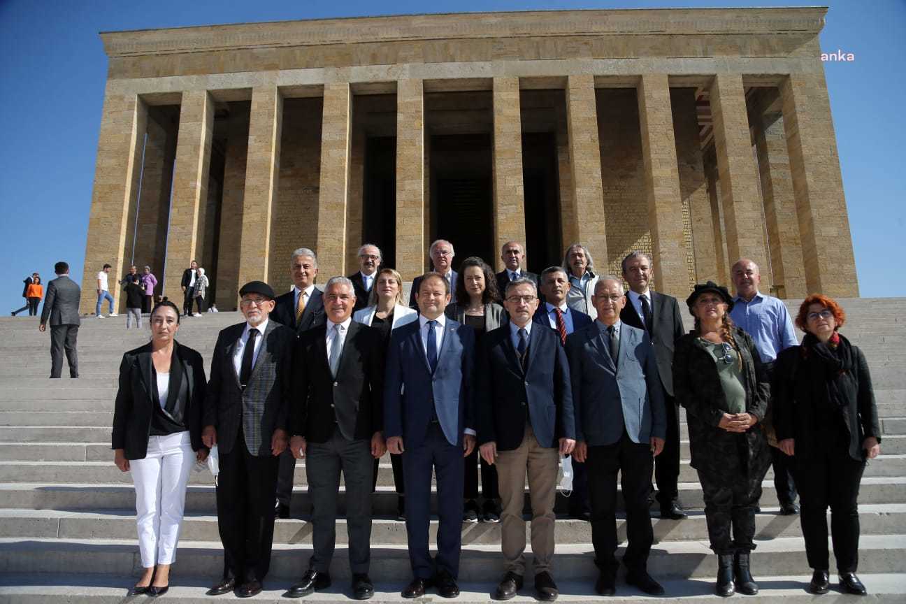 PMD'NİN YENİ YÖNETİMİ, ATA'NIN HUZURUNDA: "AMACIMIZ HER ZAMAN TARAFSIZ, ÖZGÜR BİR RUHLA DOĞRULARIN YANINDA SAF TUTMAK OLACAKTIR"
