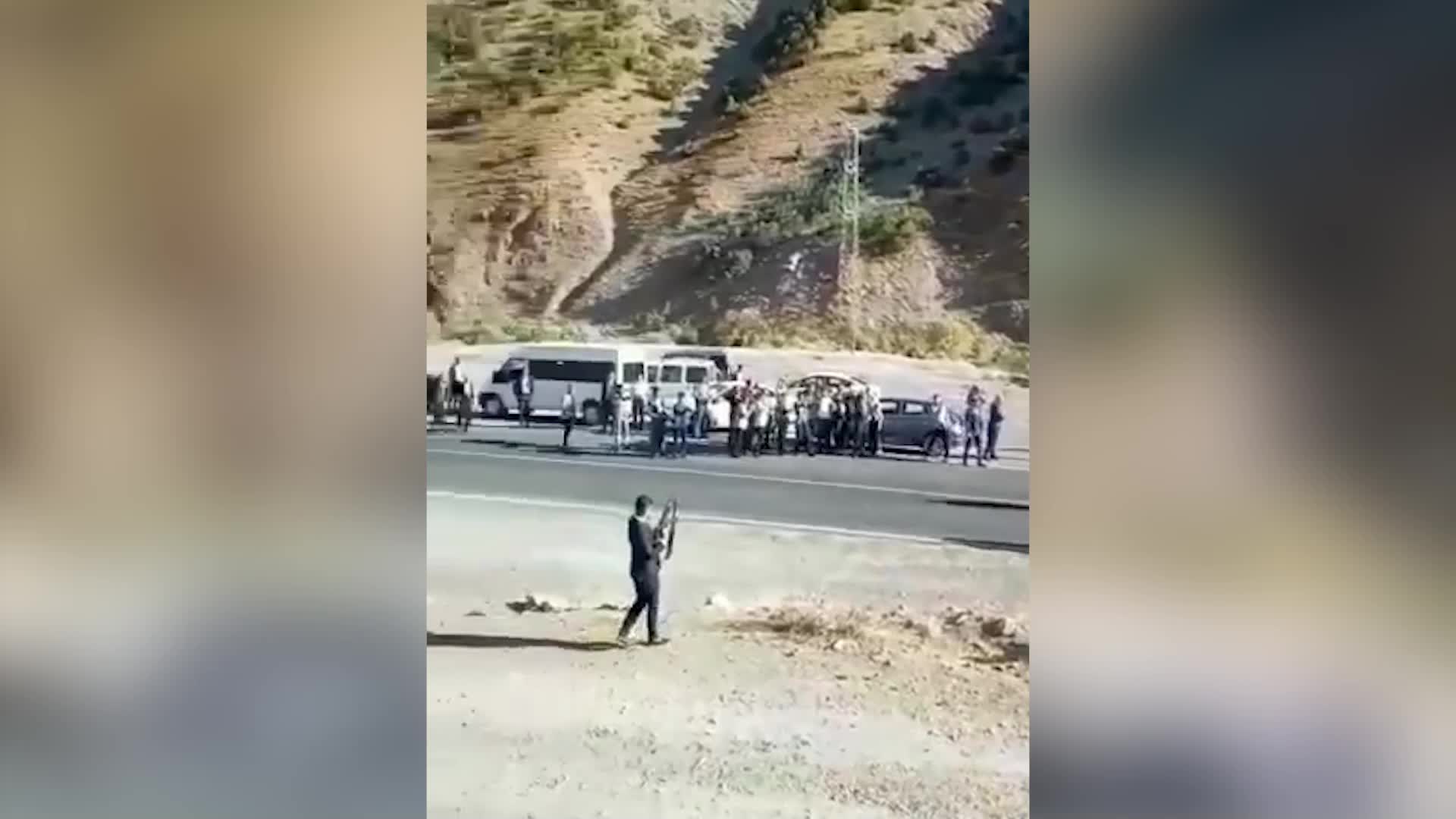 IRAKLI GELİN HAKKARİ'DE UZUN NAMLULU SİLAHLARLA HAVAYA SIKILAN ONLARCA MERMİ İLE KARŞILANDI