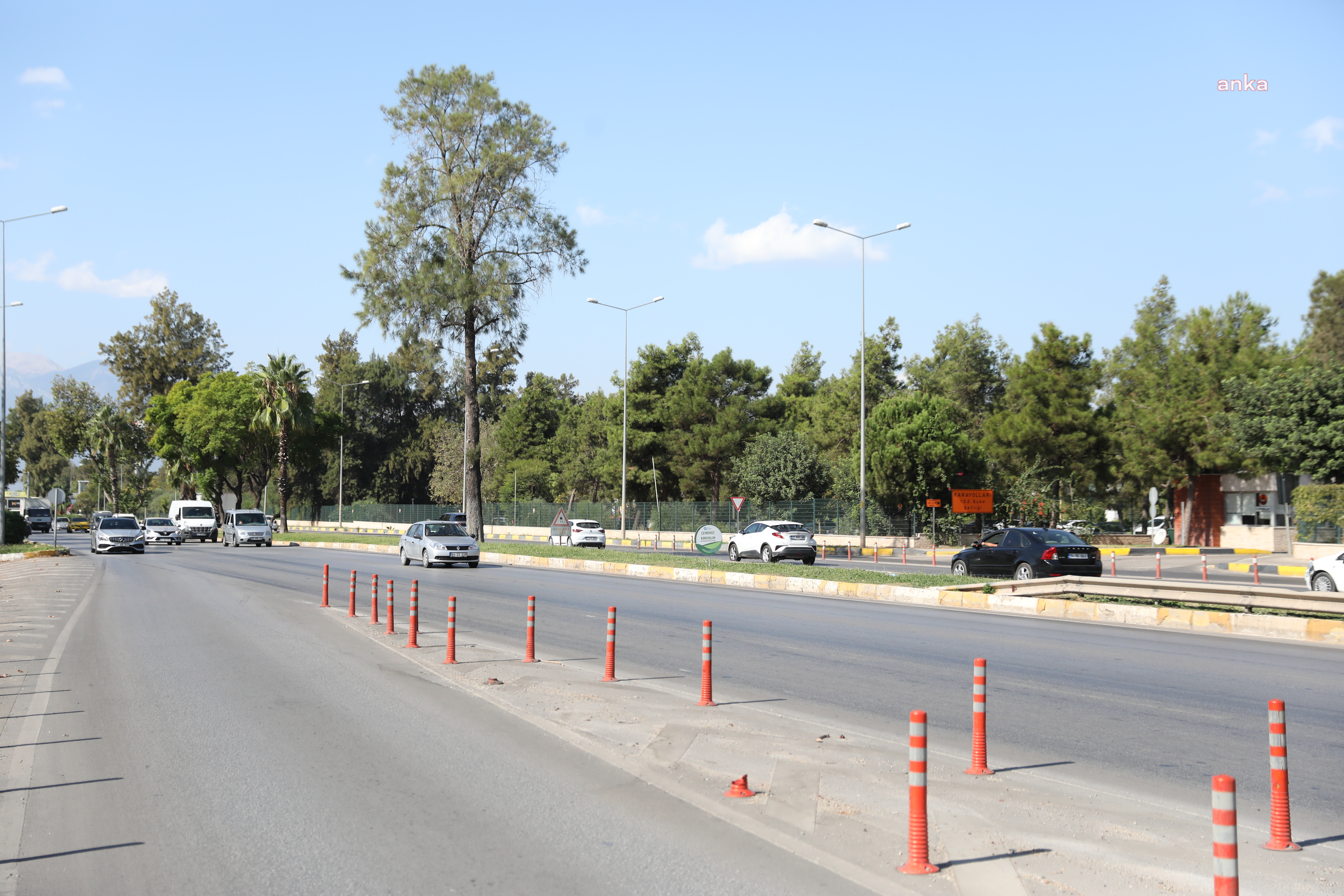 ANTALYA BÜYÜKŞEHİR'DEN GAZİ BULVARI’NA 51 METRE UZUNLUĞUNDA ÜST GEÇİT