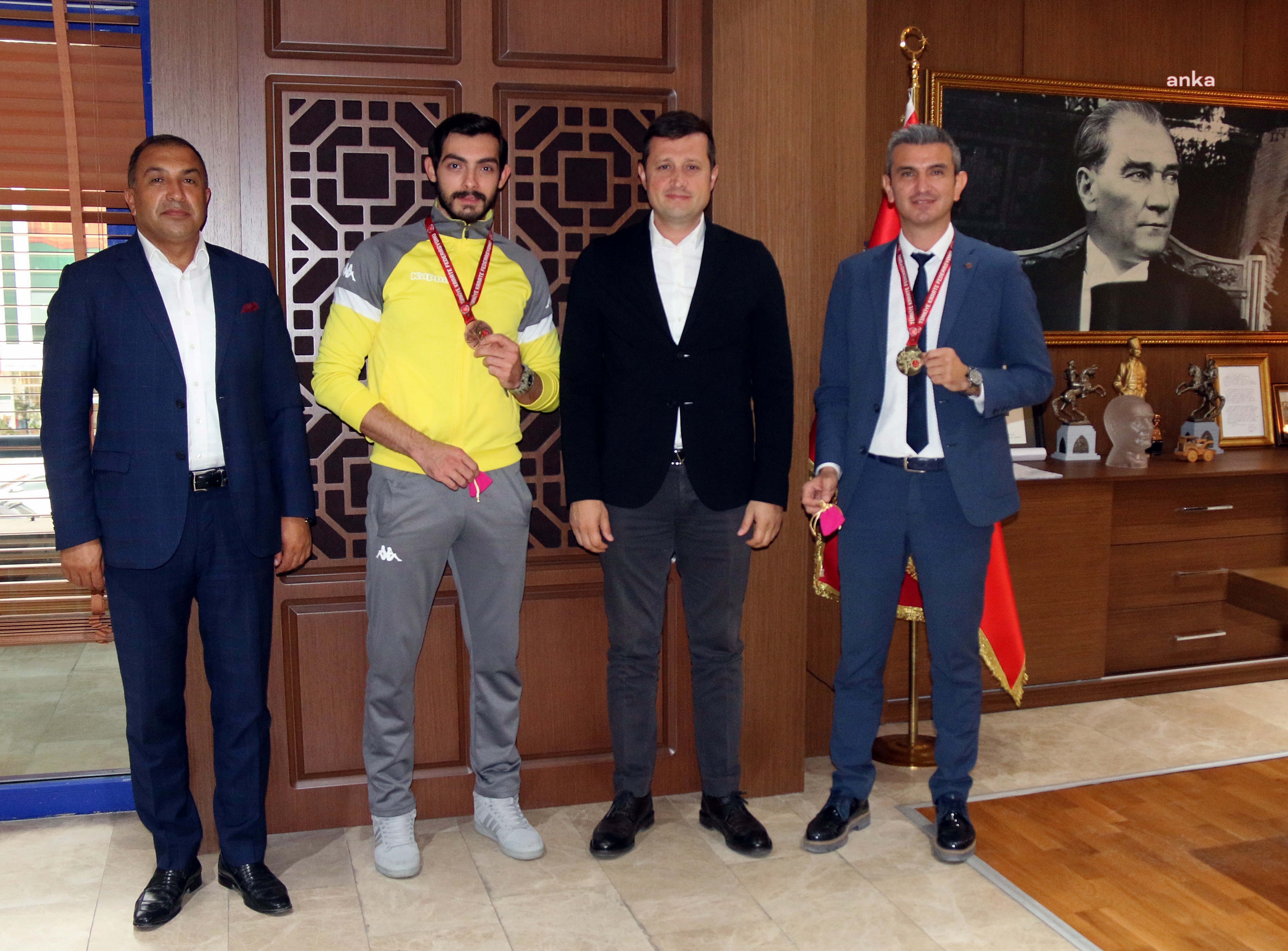ÇERKEZKÖY BELEDİYE BAŞKANI AKAY, BAŞARILI SPORCULARI ALTIN İLE ÖDÜLLENDİRDİ
