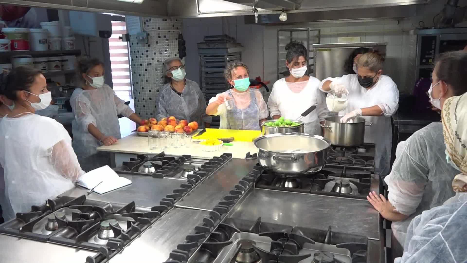 BORNOVALI KADINLAR REÇEL ATÖLYESİNDE BULUŞTU