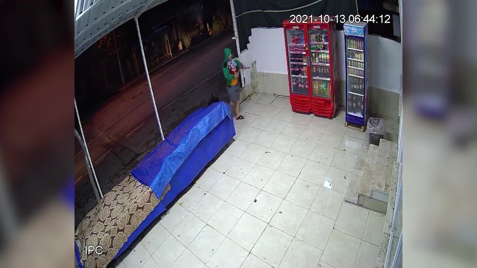 DENİZLİ’DE, 1 AYDIR ÇEKİÇ İLE DÜKKANLARIN CAMINI KIRAN KİŞİDEN ESNAF ŞİKAYETÇİ