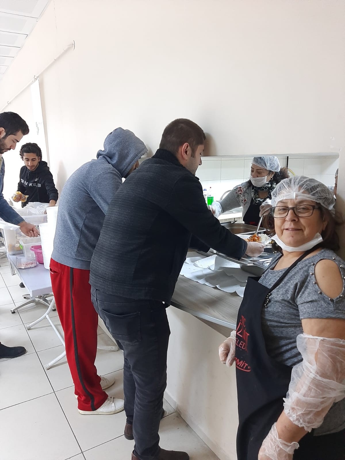 İZMİT'TE "ANNE ELİ", ÖĞRENCİLERLE TEKRAR BULUŞTU
