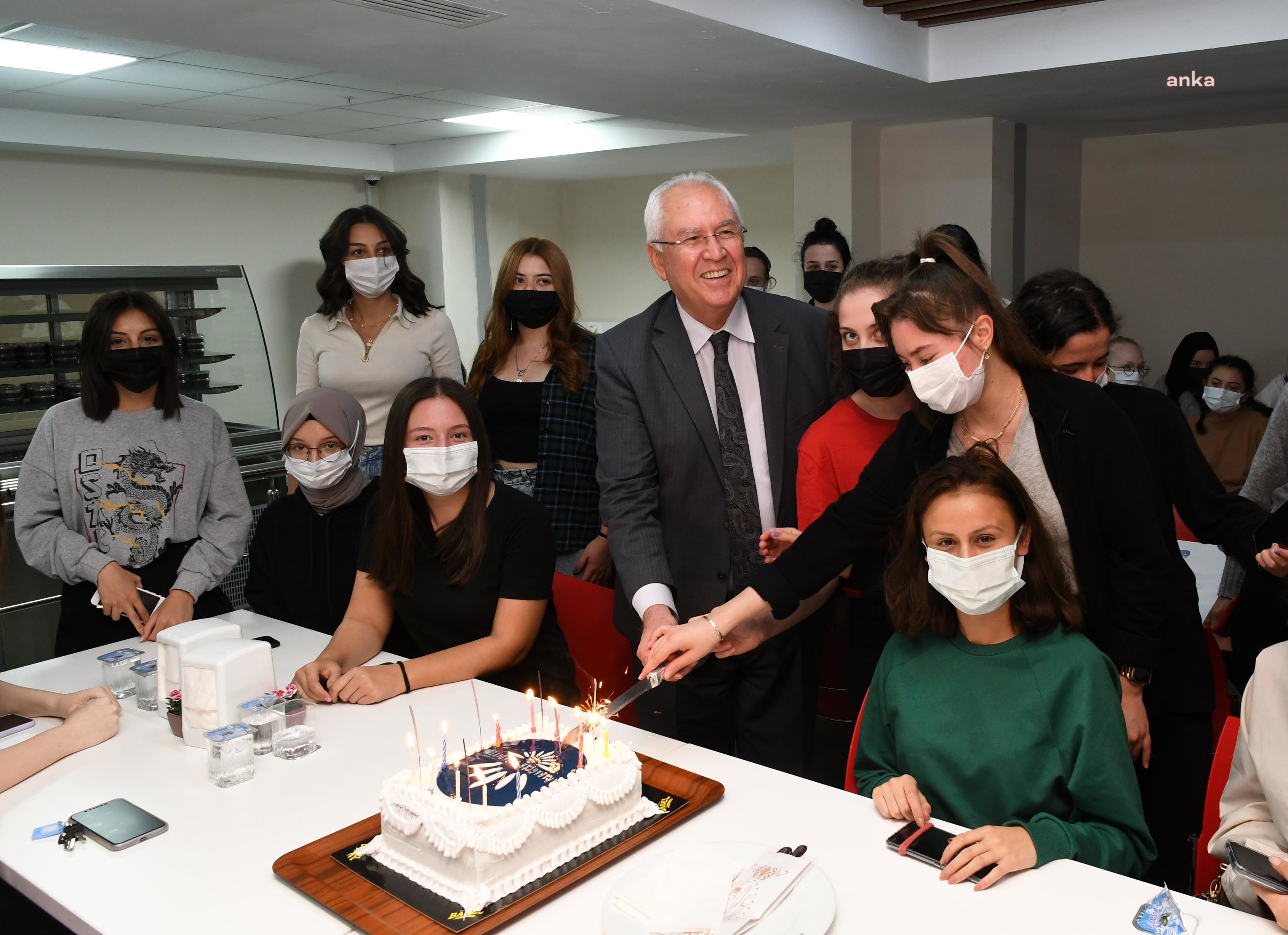ÖĞRENCİLERDEN BAŞKAN SELVİTOPU'NA YURT TEŞEKKÜRÜ