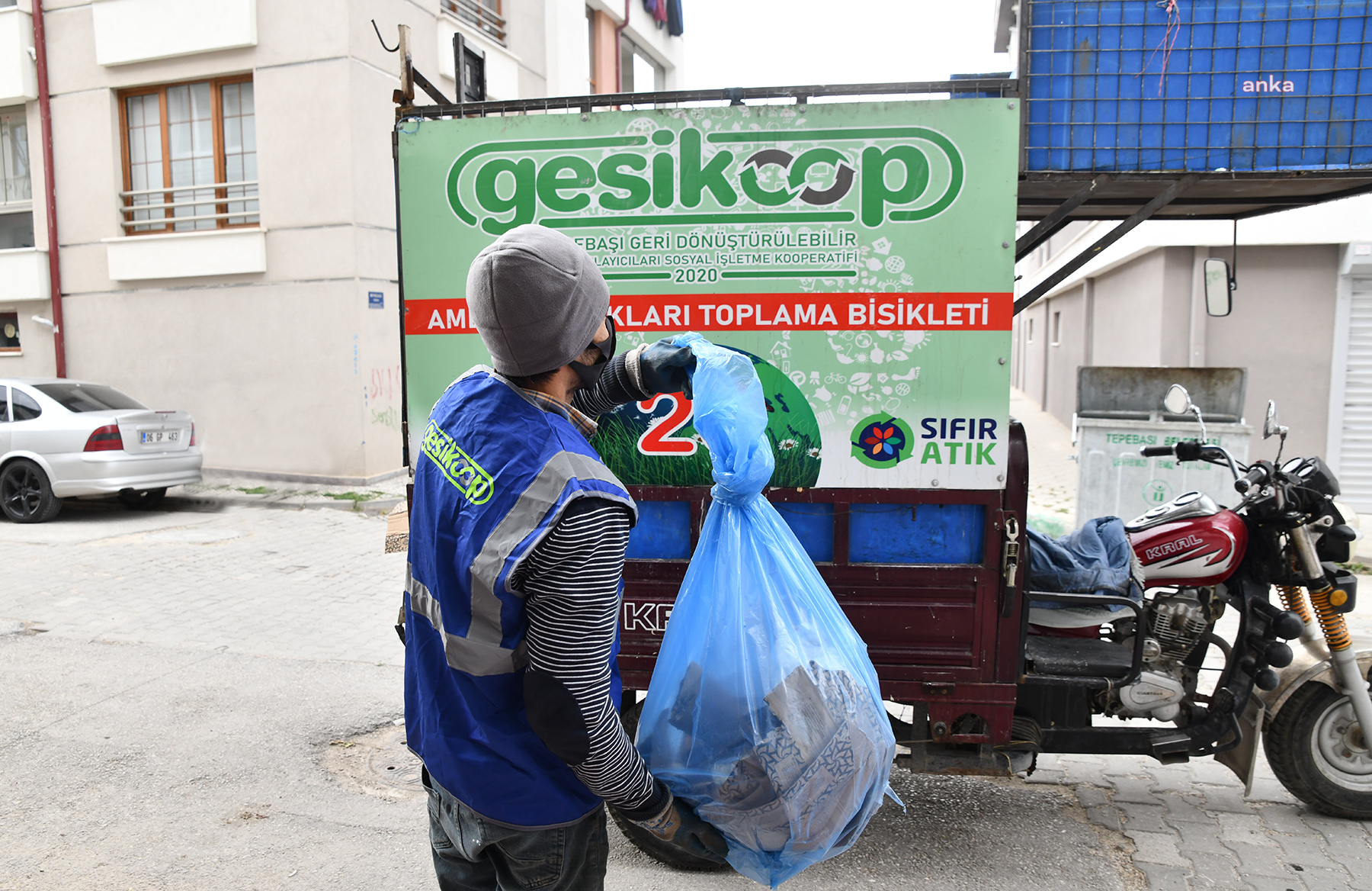 TEPEBAŞI'NDA TOPLAYICILAR GÜVENLE ÇALIŞIYOR