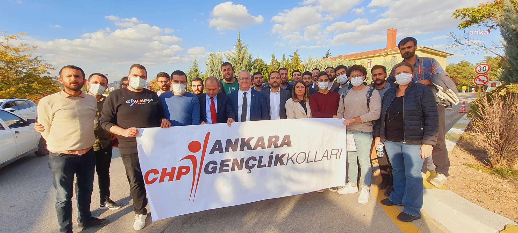 ANKARA'DA "SABIKA HOLDİNG" BROŞÜRÜ DAĞITTIKLARI İÇİN GÖZALTINA ALINAN 5 CHP GENÇLİK KOLLARI ÜYESİ SERBEST BIRAKILDI
