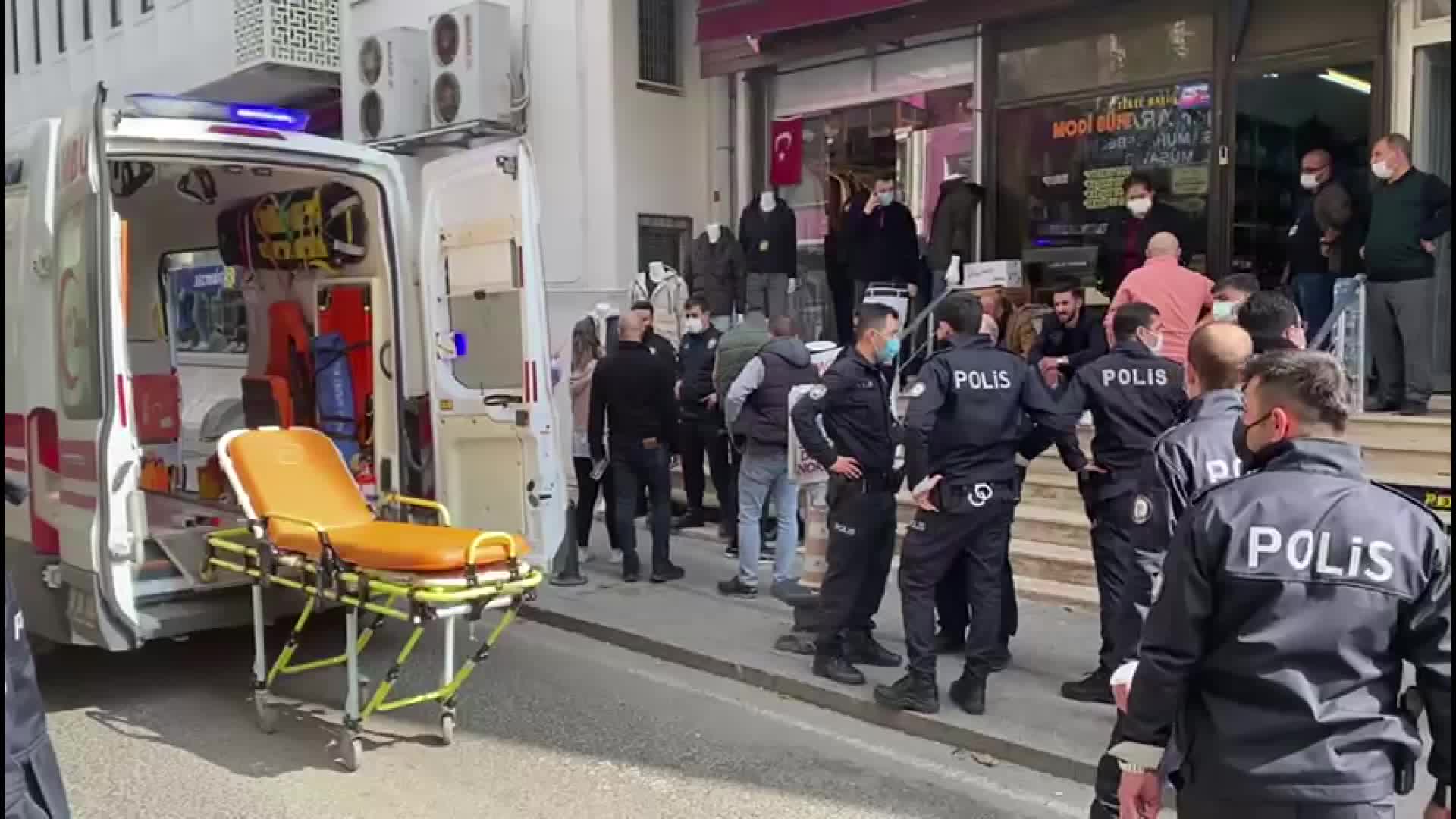 ÇORLU'DA TARTIŞTIĞI DÜKKAN SAHİBİNİ VURUP ÖLDÜREN ZANLI, VATANDAŞLAR TARAFINDAN POLİSE TESLİM EDİLDİ