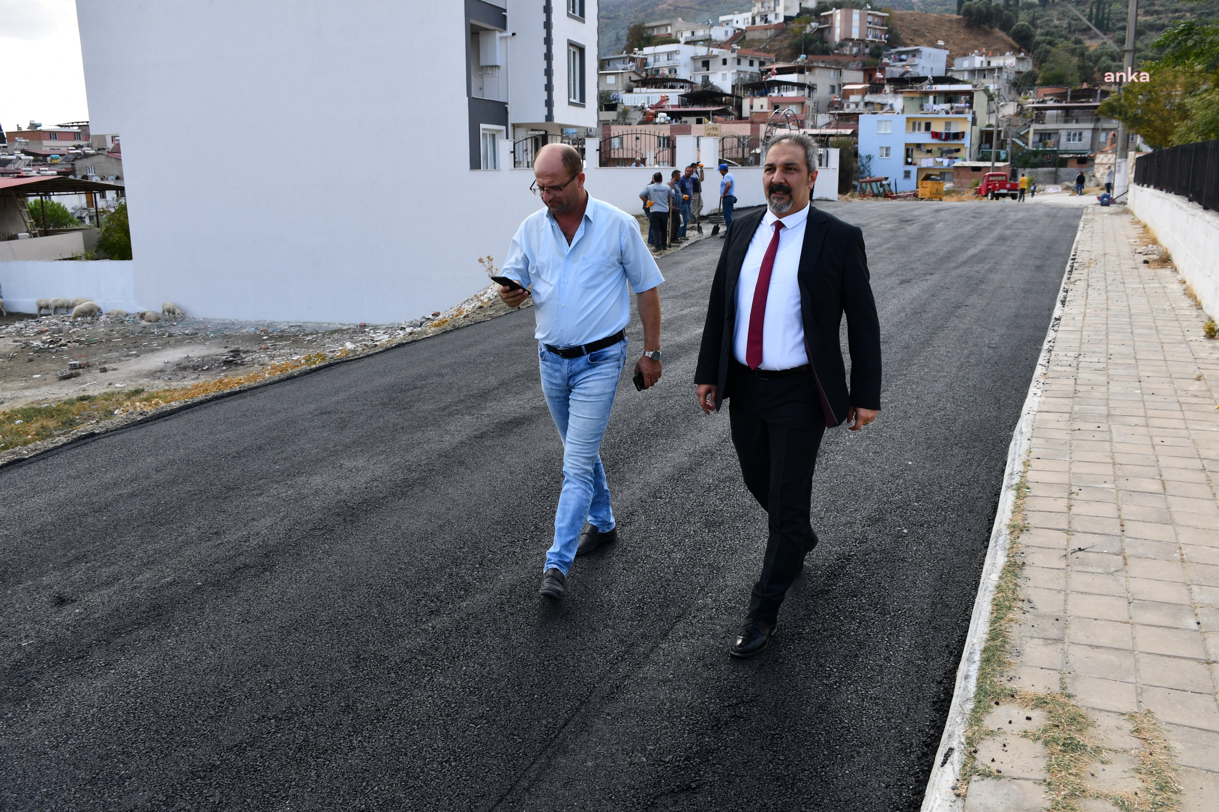 SÖKE BELEDİYESİ’NDEN SAVUCA OKULU YOLUNA SICAK ASFALT