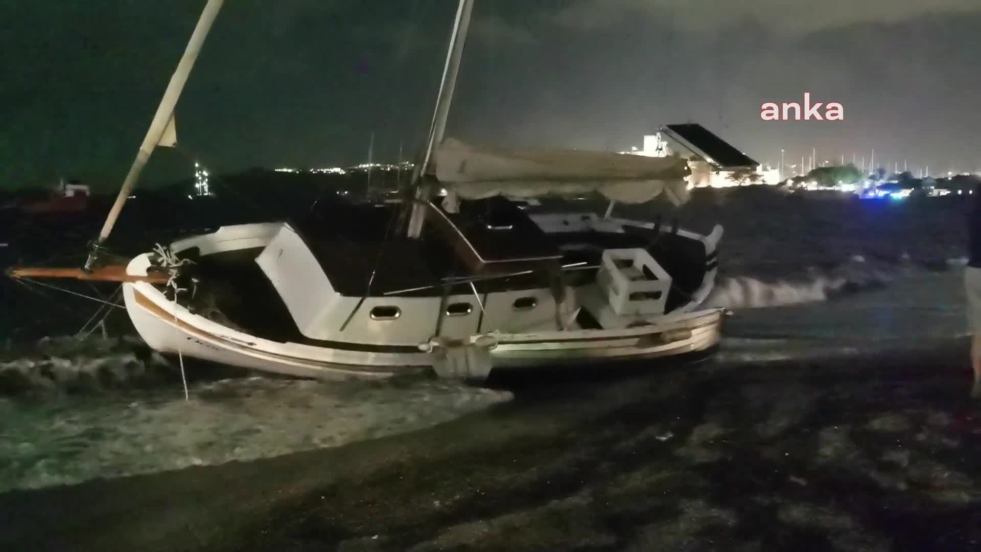 BODRUM’DA FIRTINA: TEKNELER KARAYA SÜRÜKLENDİ