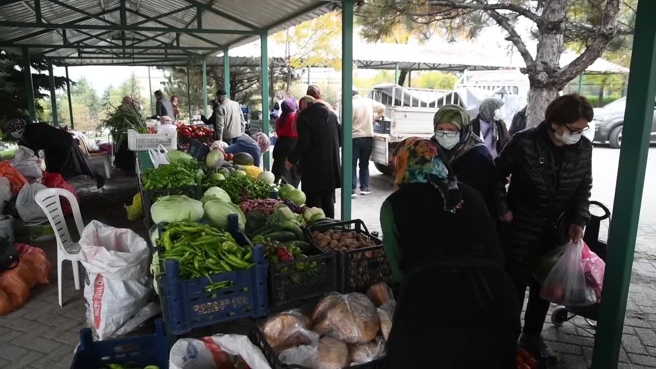 TEPEBAŞI'NDA DÜNYA KADIN ÇİFTÇİLER GÜNÜ KUTLANDI