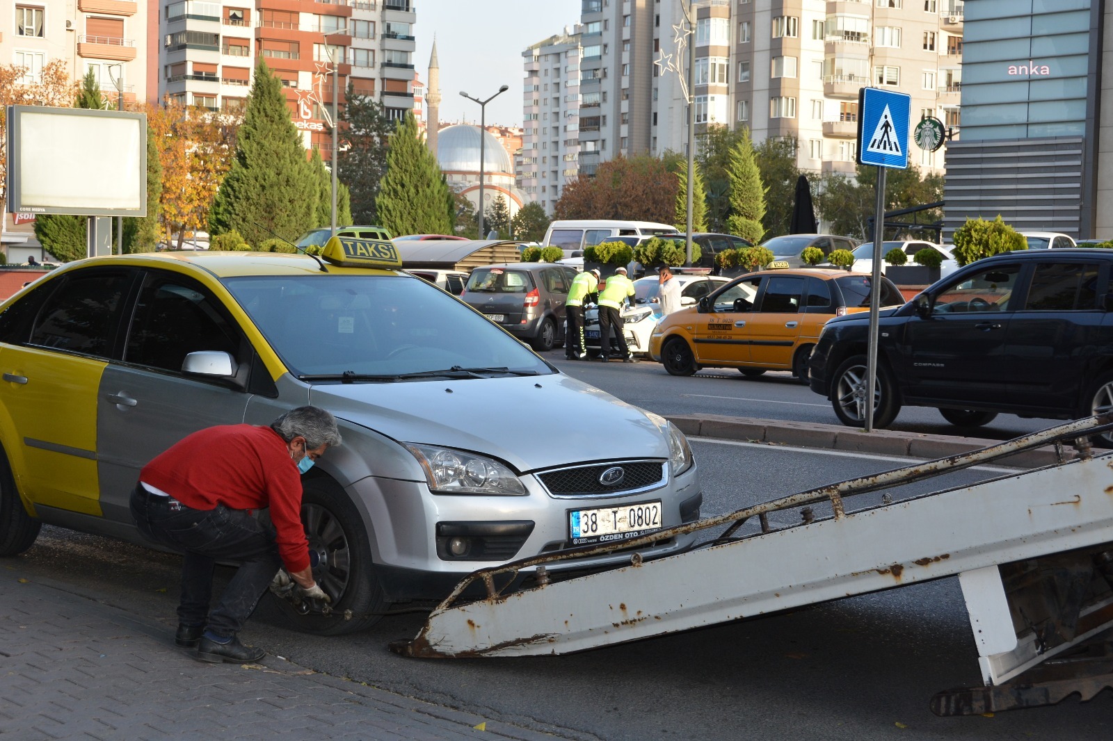 TÜRKİYE GENELİNDE 23 BİN PERSONELLE VALE VE TAKSİLERE YÖNELİK UYGULAMA YAPILDI. 73 TAKSİ TRAFİKTEN MENEDİLDİ