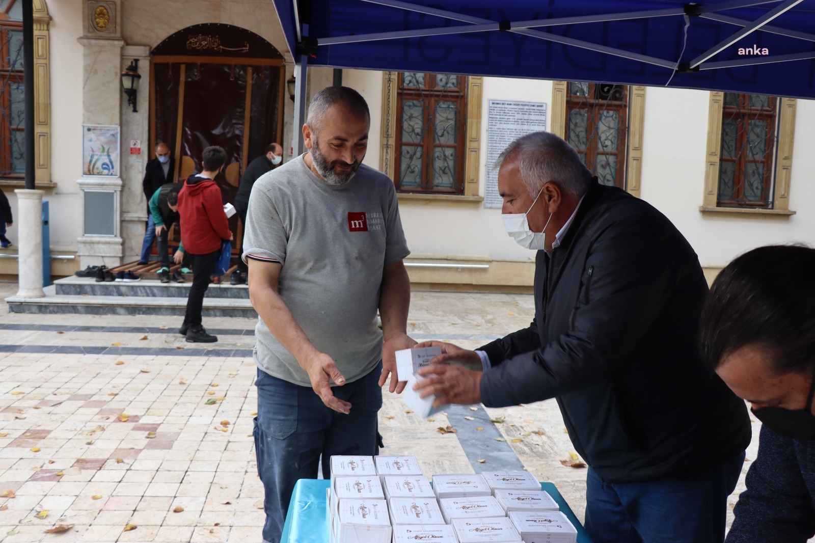 İZMİT BELEDİYESİ, MEVLİD KANDİLİ DOLAYISIYLA MEVLİD-İ ŞERİF OKUTTU, KANDİL SİMİDİ DAĞITTI