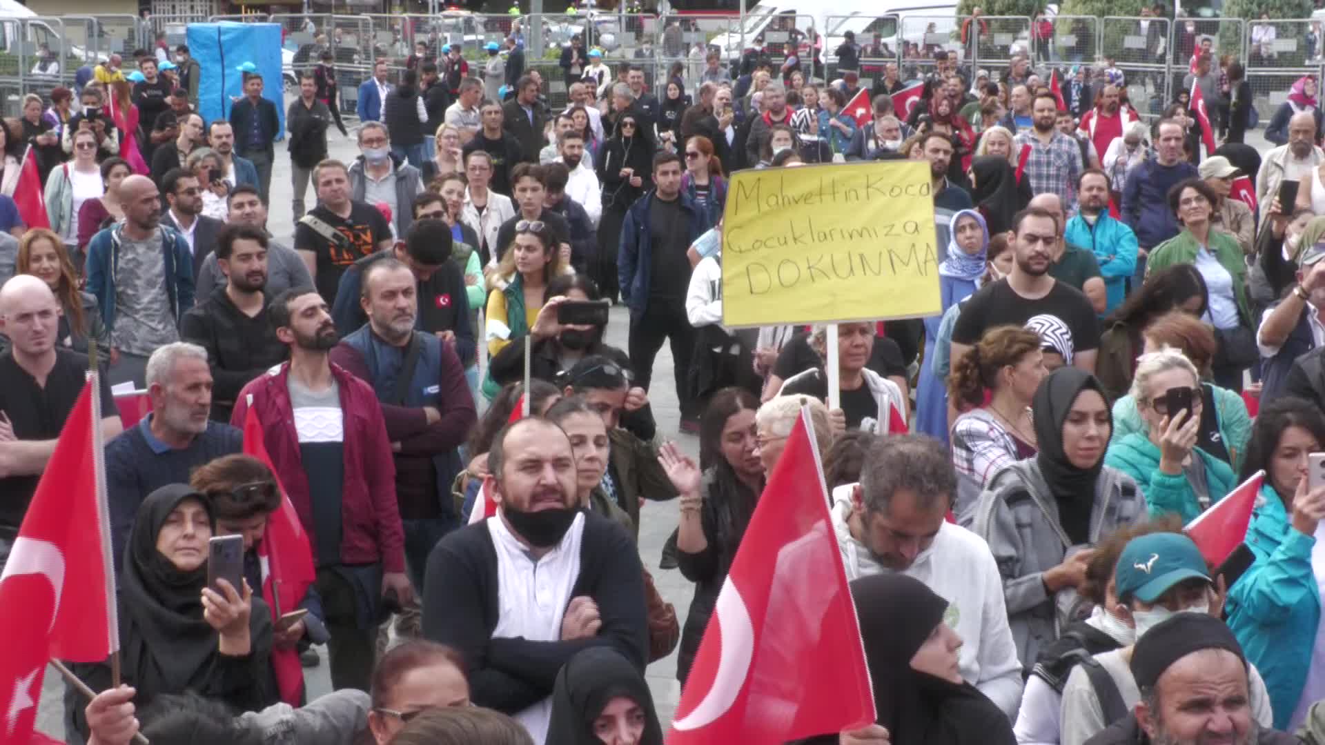 AŞI KARŞITLARINDAN İZMİR'DE MASKESİZ, MESAFESİZ MİTİNG