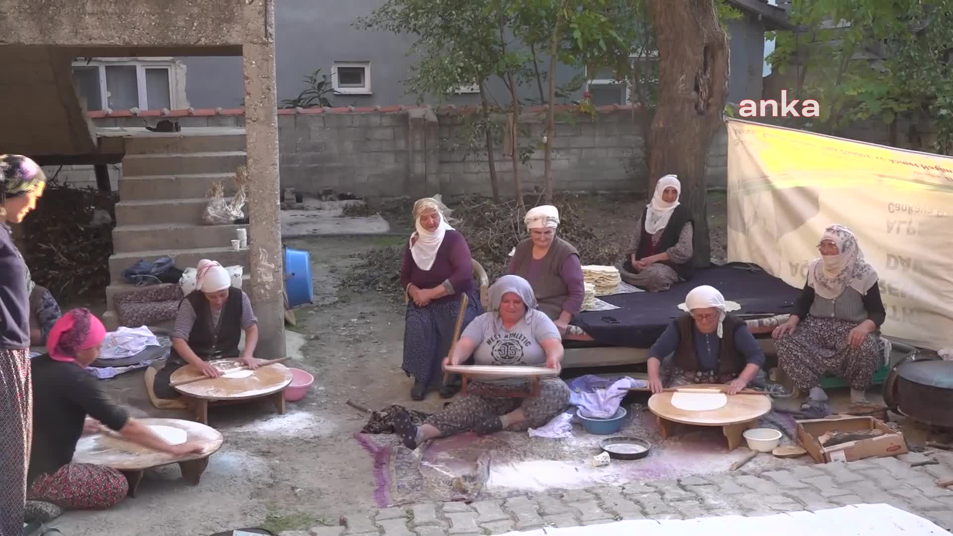AMASYA'DA KIŞLIK YİYECEK HAZIRLIĞI YAPAN KÖYLÜ KADINLAR: “HAYAT ÇOK PAHALI, MEMNUN DEĞİLİZ BU GİDİŞATTAN”