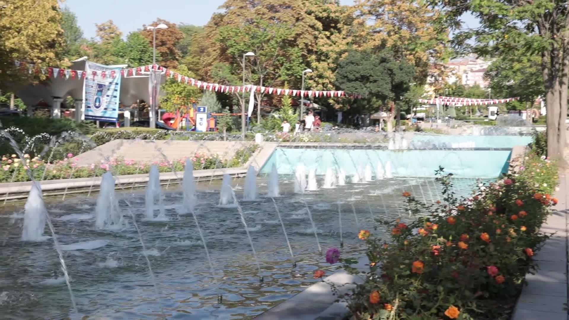 BAŞKENT’İN SİMGESİ GENÇLİK PARKI'NIN HAVUZLARI YENİLENİYOR