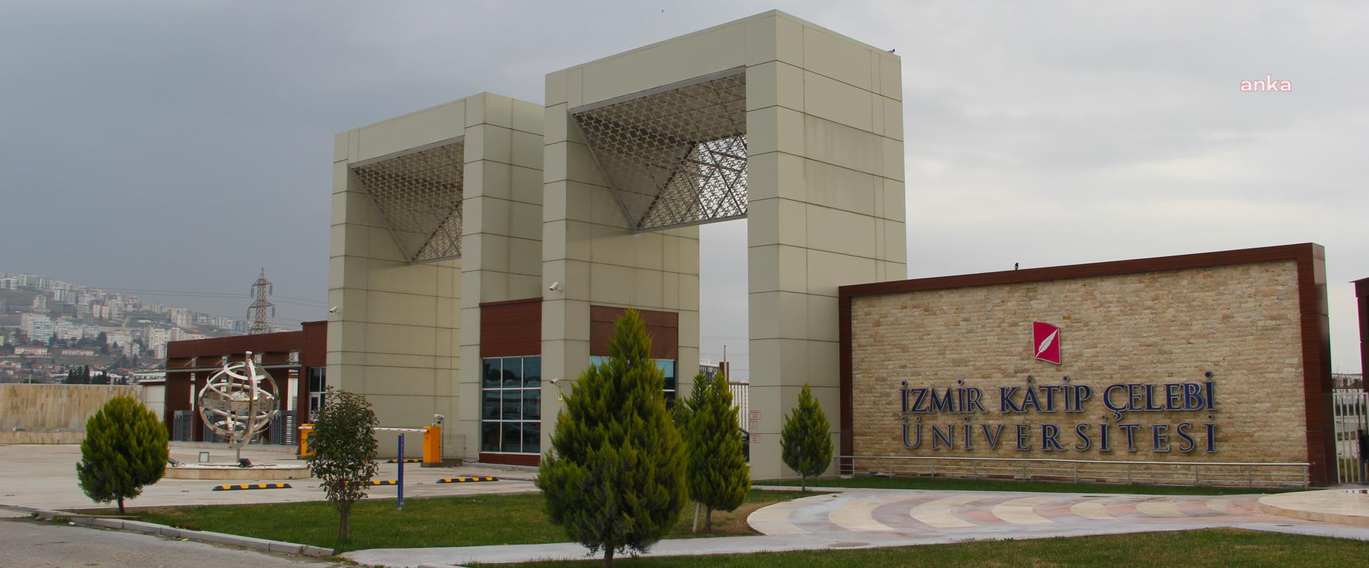 İZMİR KATİP ÇELEBİ ÜNİVERSİTESİ'NDE KİŞİSEL VERİLERİN ÇALINDIĞI İDDİASI, ÖĞRENCİLERE GÖNDERİLEN TOPLU MESAJLA GÜÇLENDİ