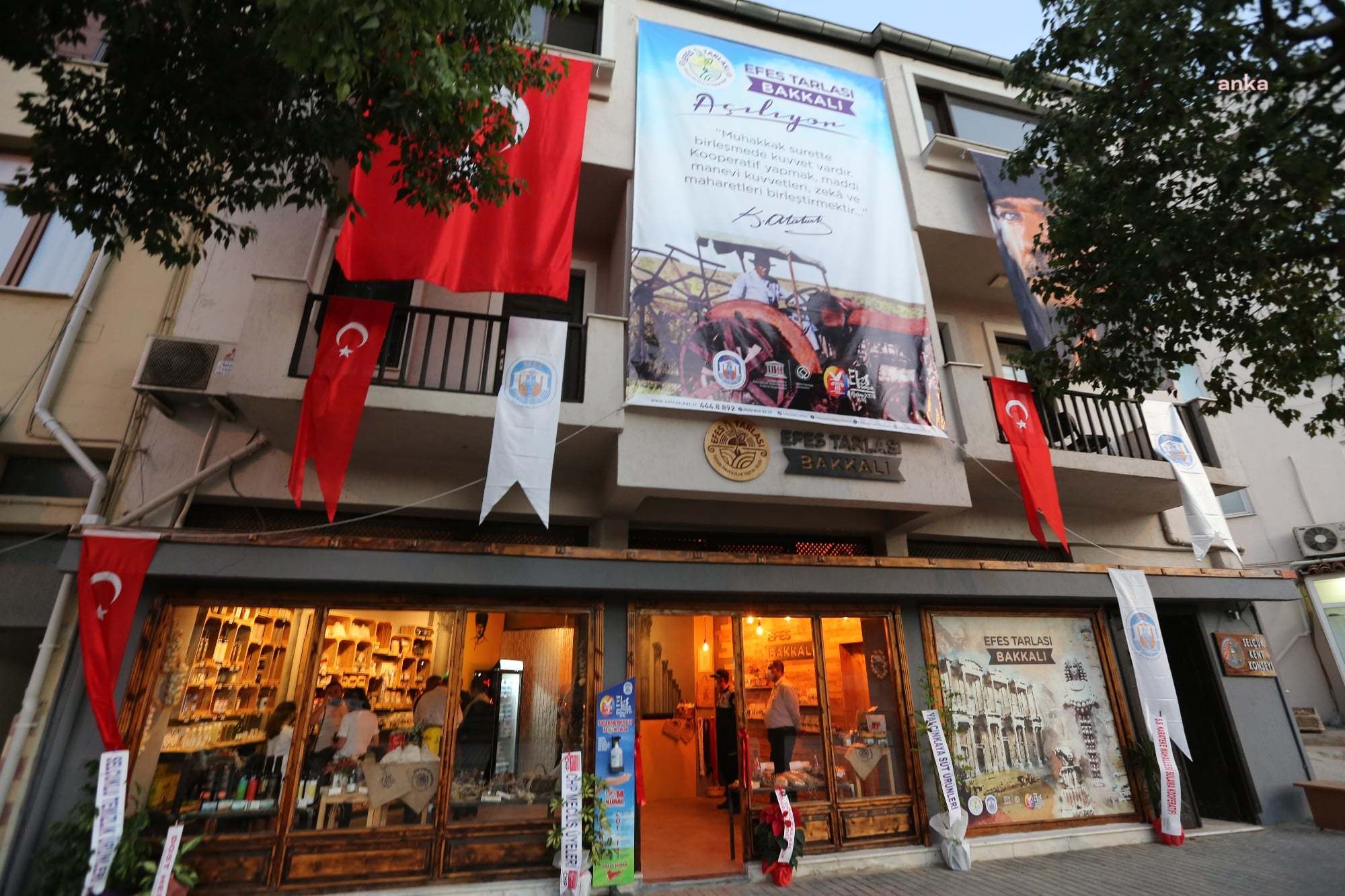 EFES TARLASI BAKKALI, 1 YAŞINDA