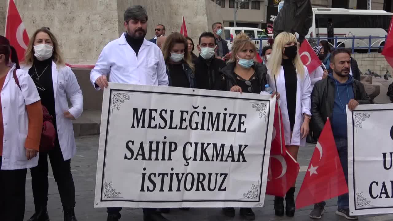 GÜZELLİK UZMANLARI, DANIŞTAY'IN EPİLASYON CİHAZI KARARINI ANKARA'DA PROTESTO ETTİ: "BİR CIMBIZA MAHKUM OLDUK, BÜTÜN HAKLARIMIZ ELİMİZDEN ALINDI"
