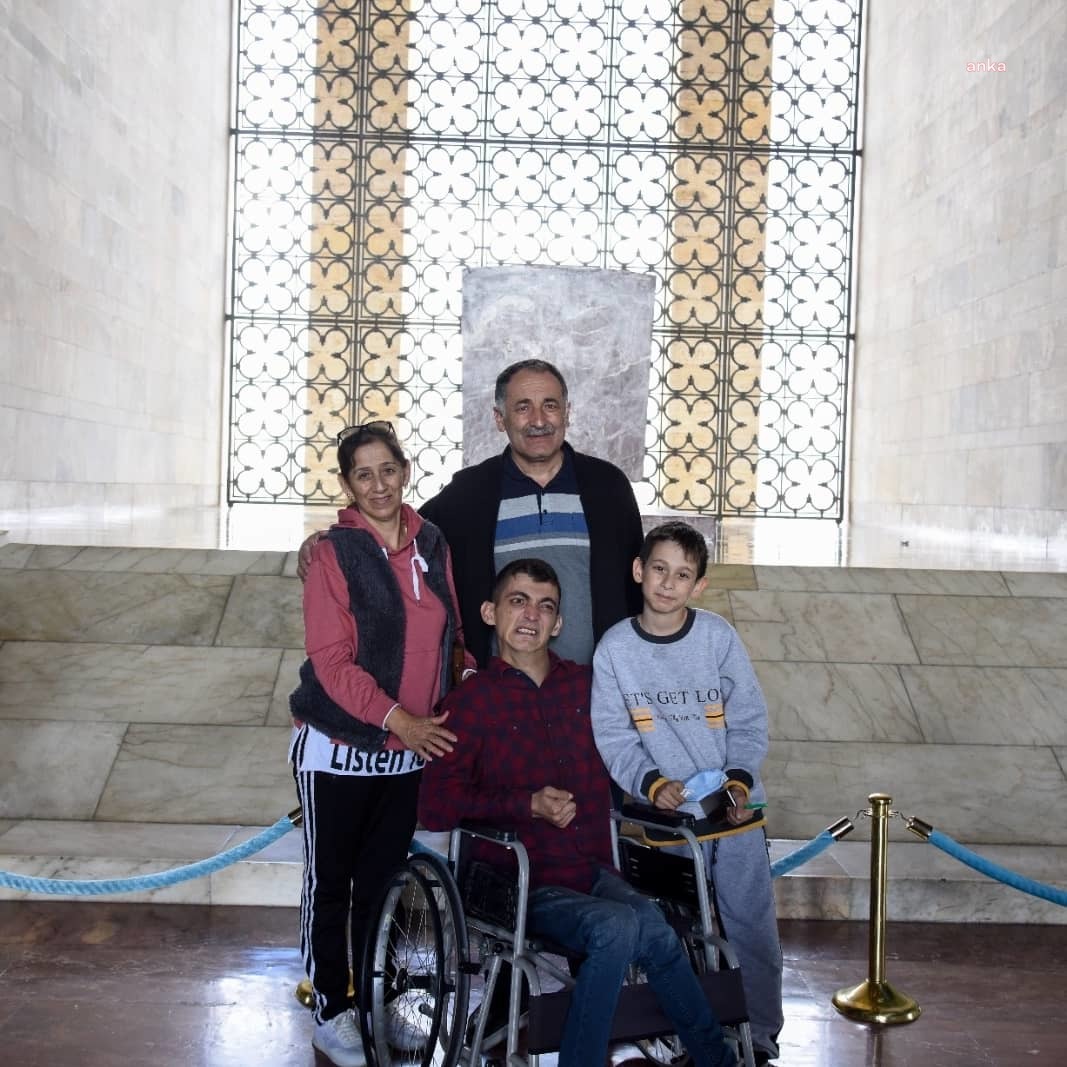 ORDULU ENGELLİ YURTTAŞIN ANITKABİR HAYALİNİ MANSUR YAVAŞ GERÇEKLEŞTİRDİ
