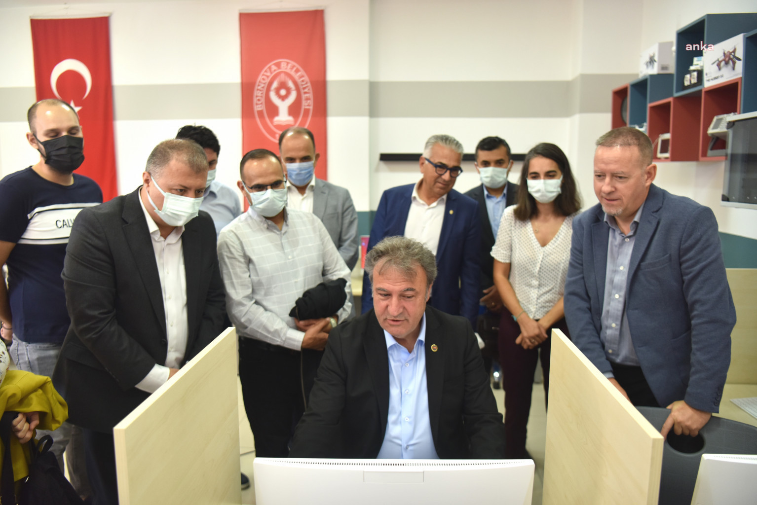 BORNOVA BELEDİYESİ'NDEN MÜLTECİ ÇOCUKLARA BİLGİSAYAR LABORATUVARI