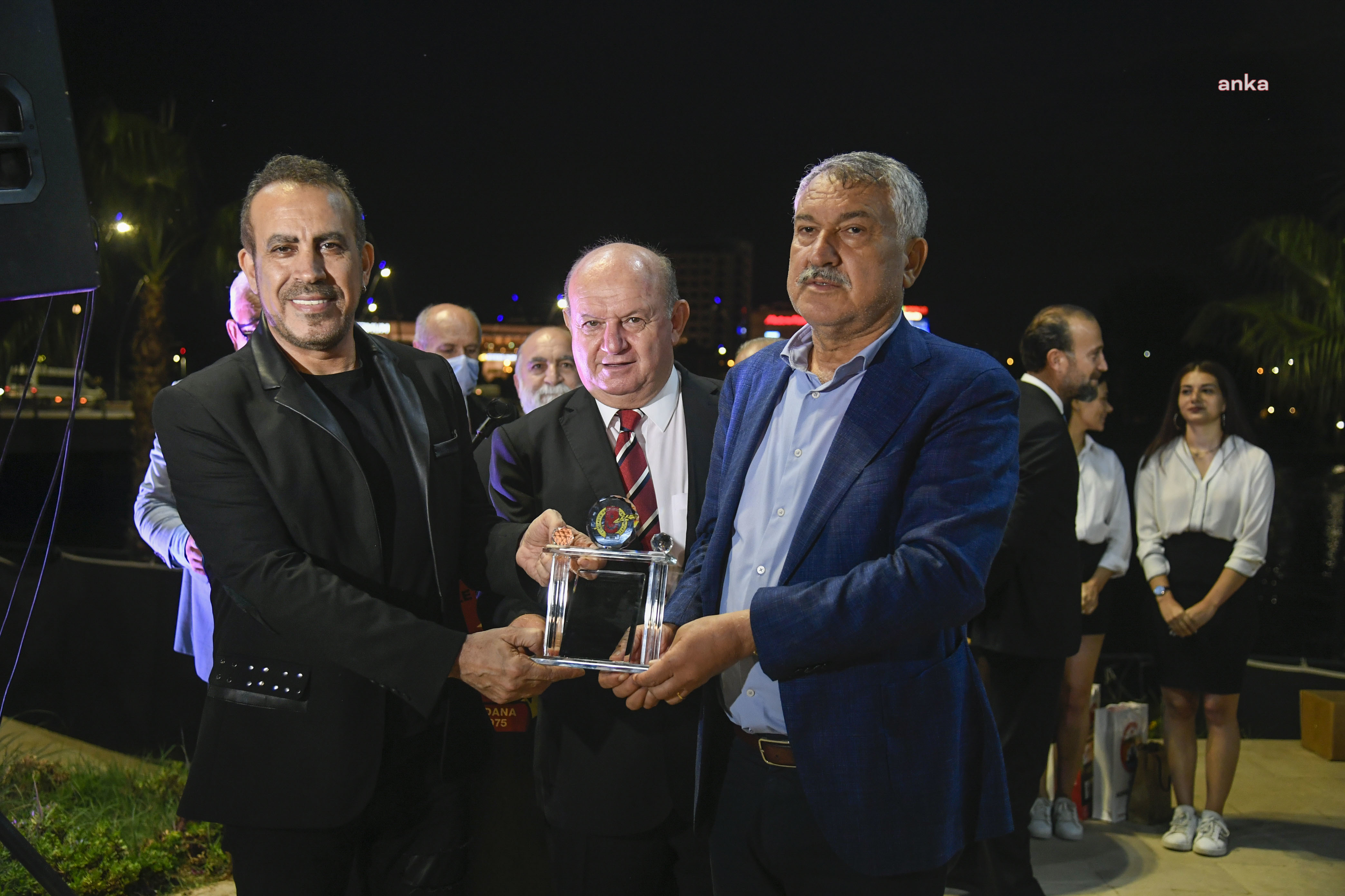 ZEYDAN KARALAR’DAN HALUK LEVENT’E ONUR ÖDÜLÜ