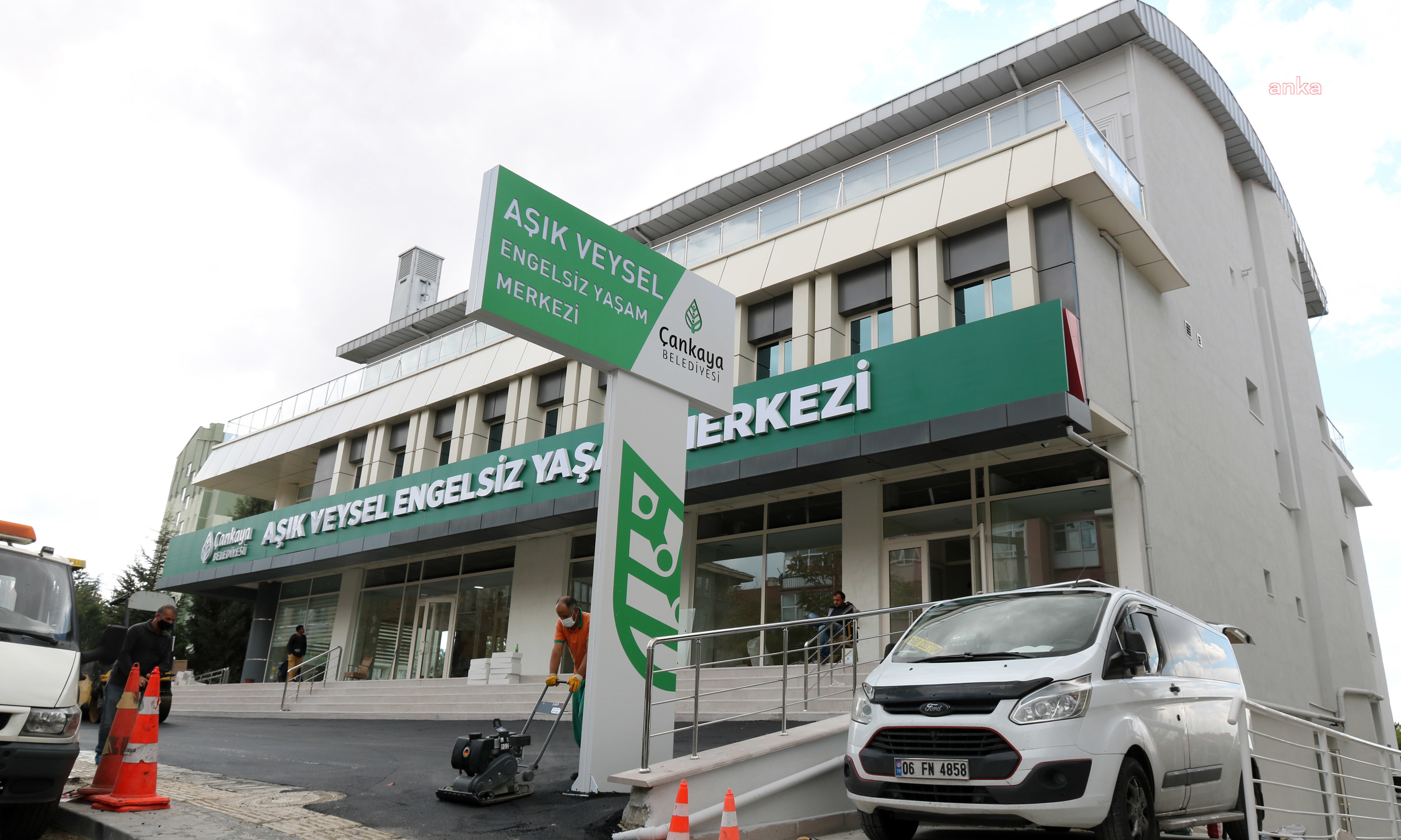 BAYRAKLI'DA PARKLAR YENİLENİYOR