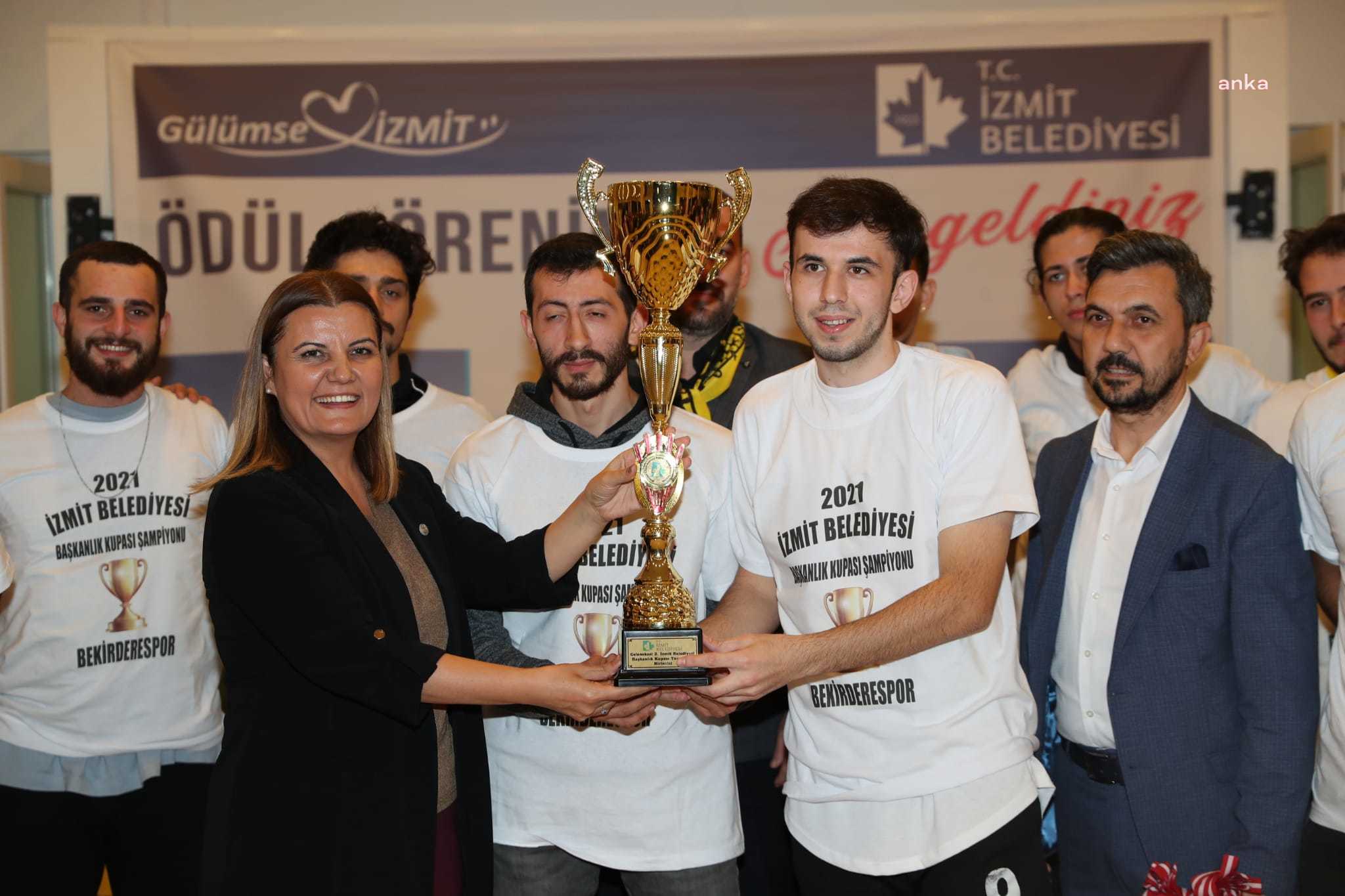BEKİRDERESPOR’A ŞAMPİYONLUK KUPASINI İZMİT BELEDİYE BAŞKANI HÜRRİYET VERDİ