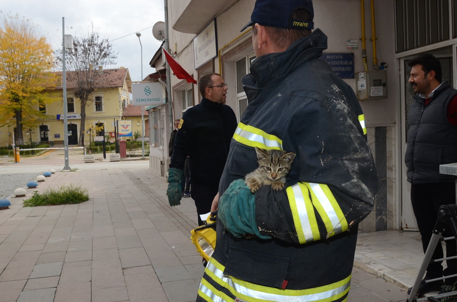 BİLECİK İTFAİYESİNDEN 'TEKİR KEDİ'  OPERASYONU