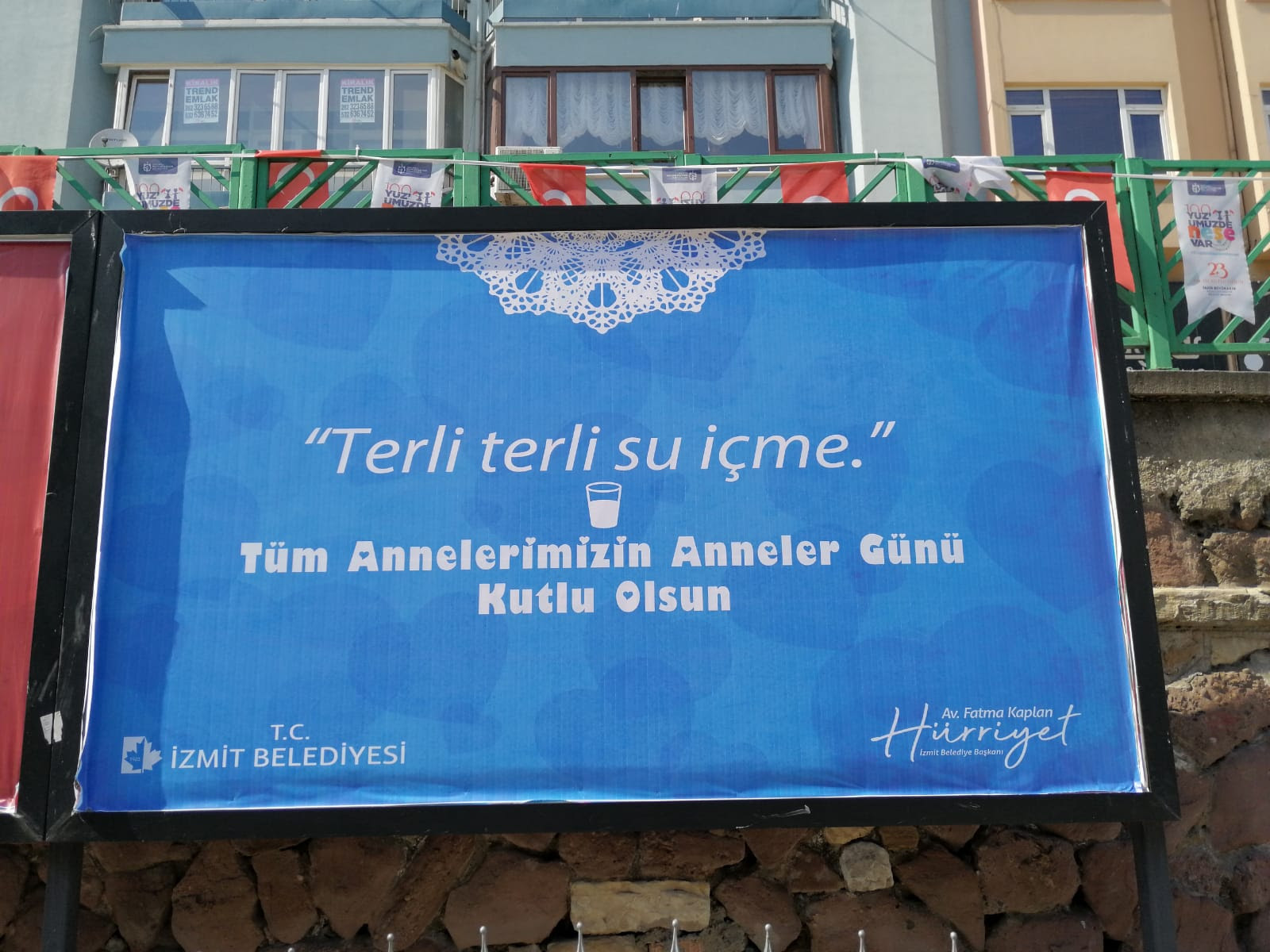 İZMİT'TE ANNELER GÜNÜ İÇİN ANNE ŞEFKATİNDE AFİŞLER