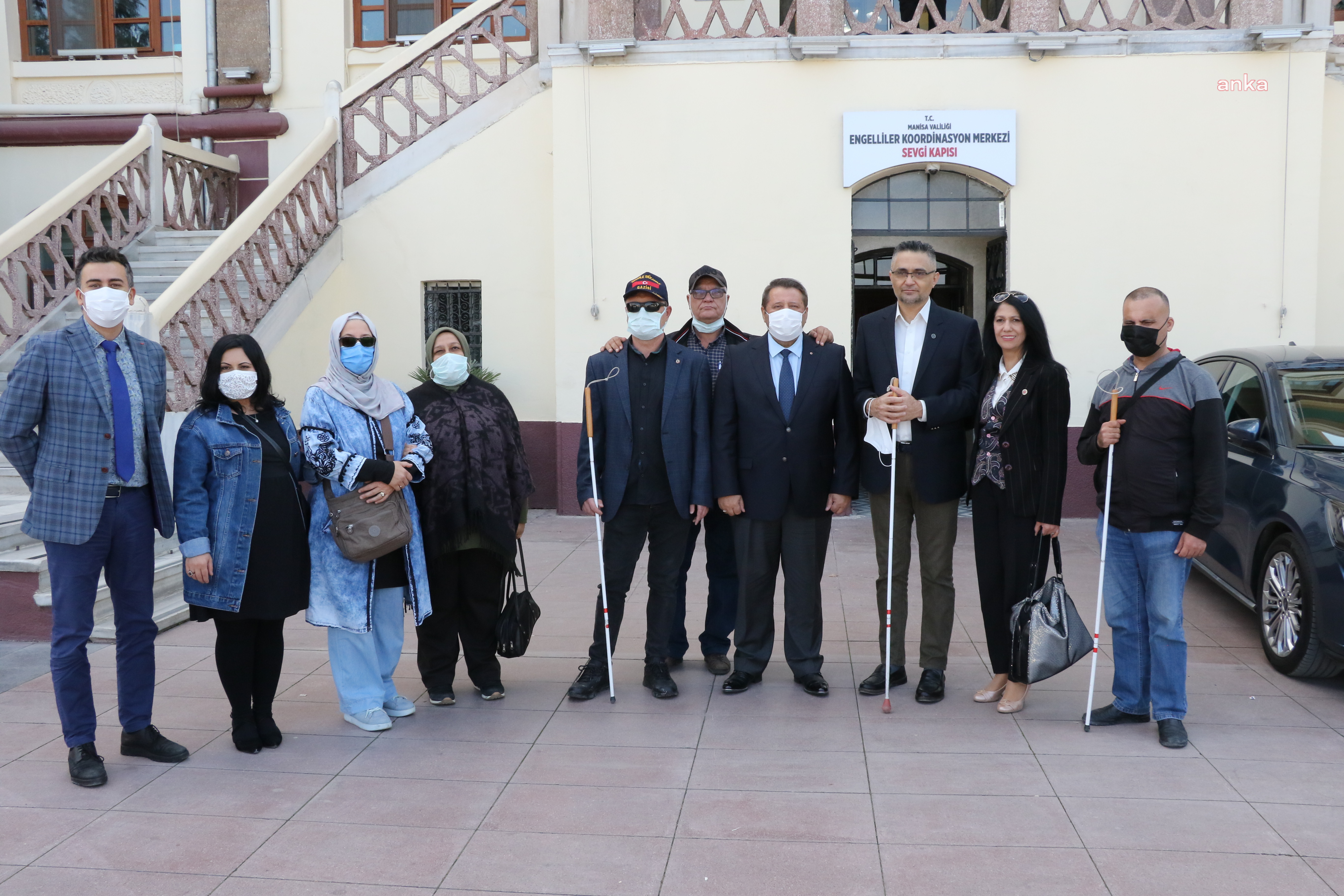 MANİSALI BÜROKRATLAR GÖZLERİNİ BAĞLADI, GÖRME ENGELLİLERLE BİRLİKTE YÜRÜDÜ