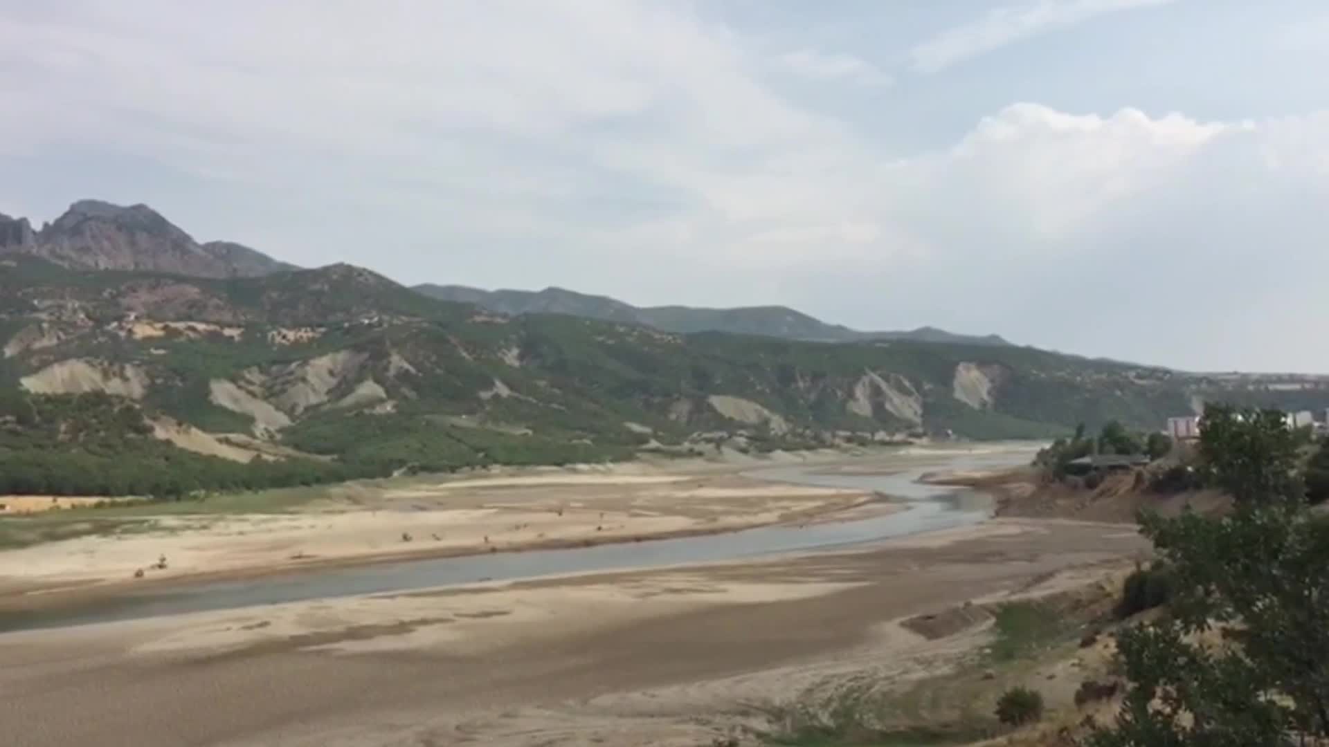TUNCELİ'DE KURAKLIK YÜZÜNDEN BARAJ GÖLETİ KURUDU