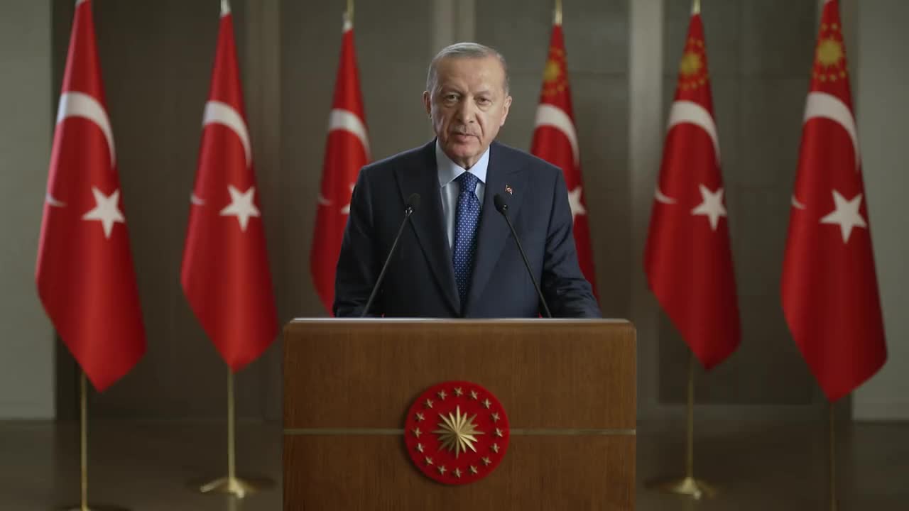 ERDOĞAN: "SOSYAL MEDYA MECRALARI, DEMOKRASİYİ, TOPLUMSAL BARIŞI, MİLLİ GÜVENLİĞİ TEHDİT EDER KONUMA GELDİ"